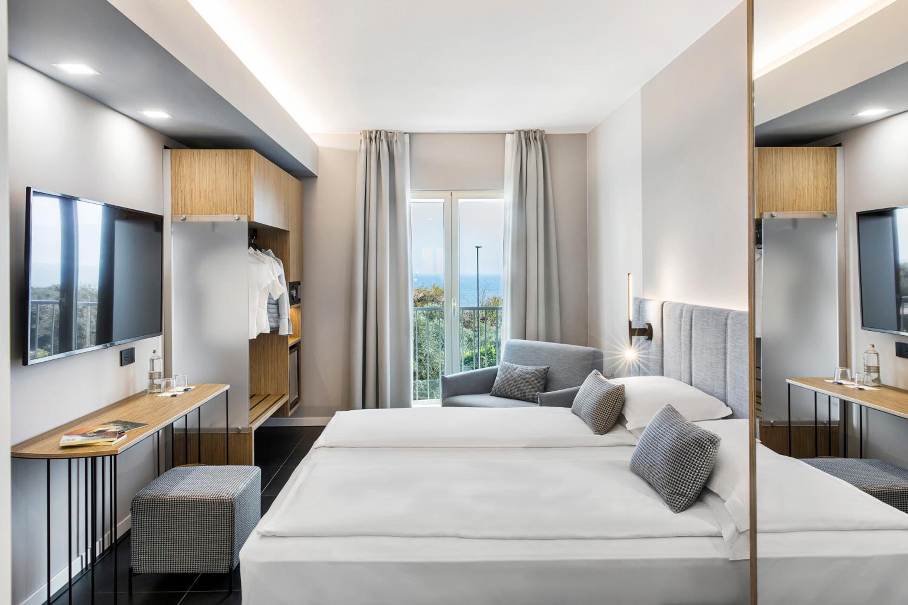 Deluxe Double or Twin Room with Lake View