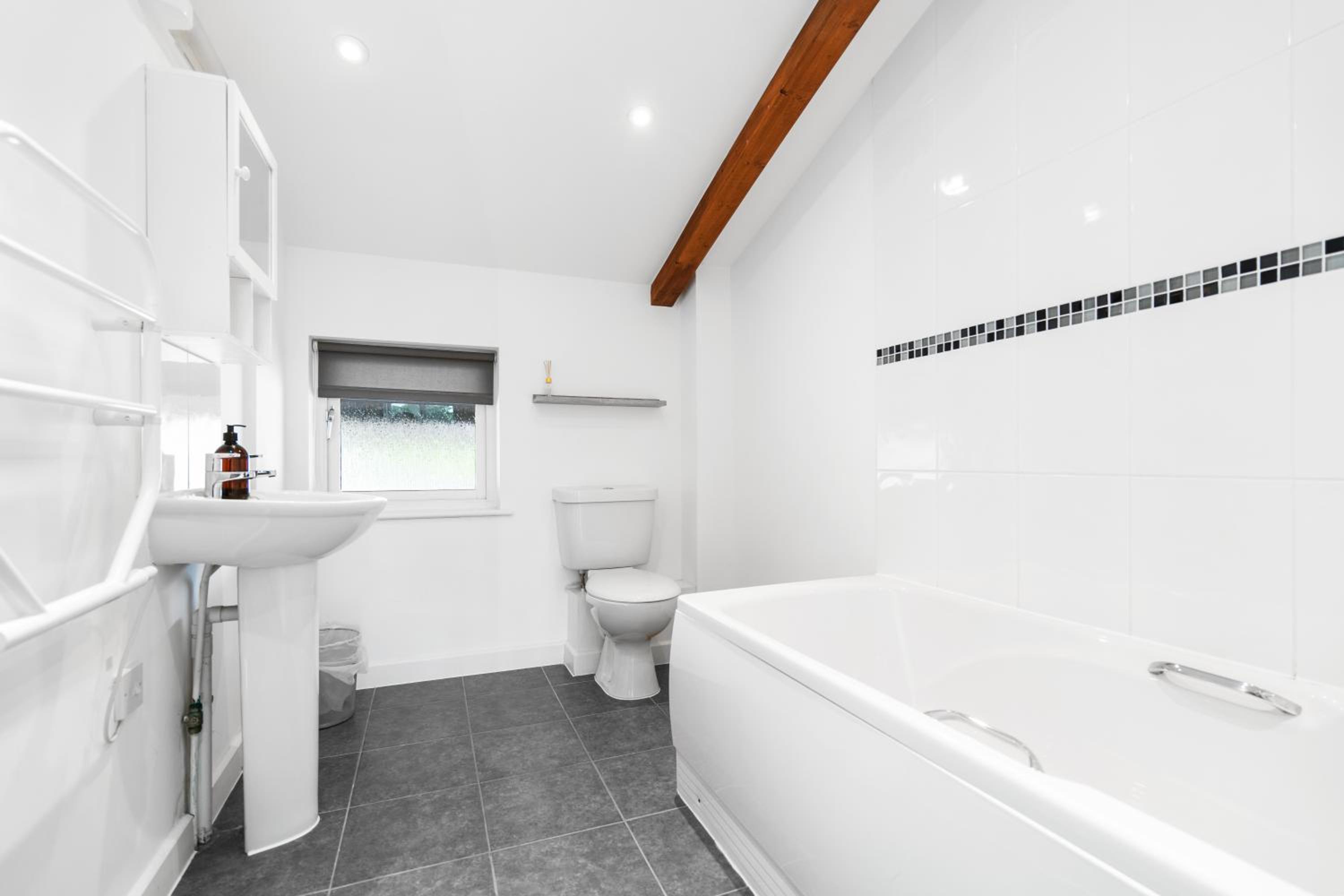 Two-Bedroom House - Photo 4