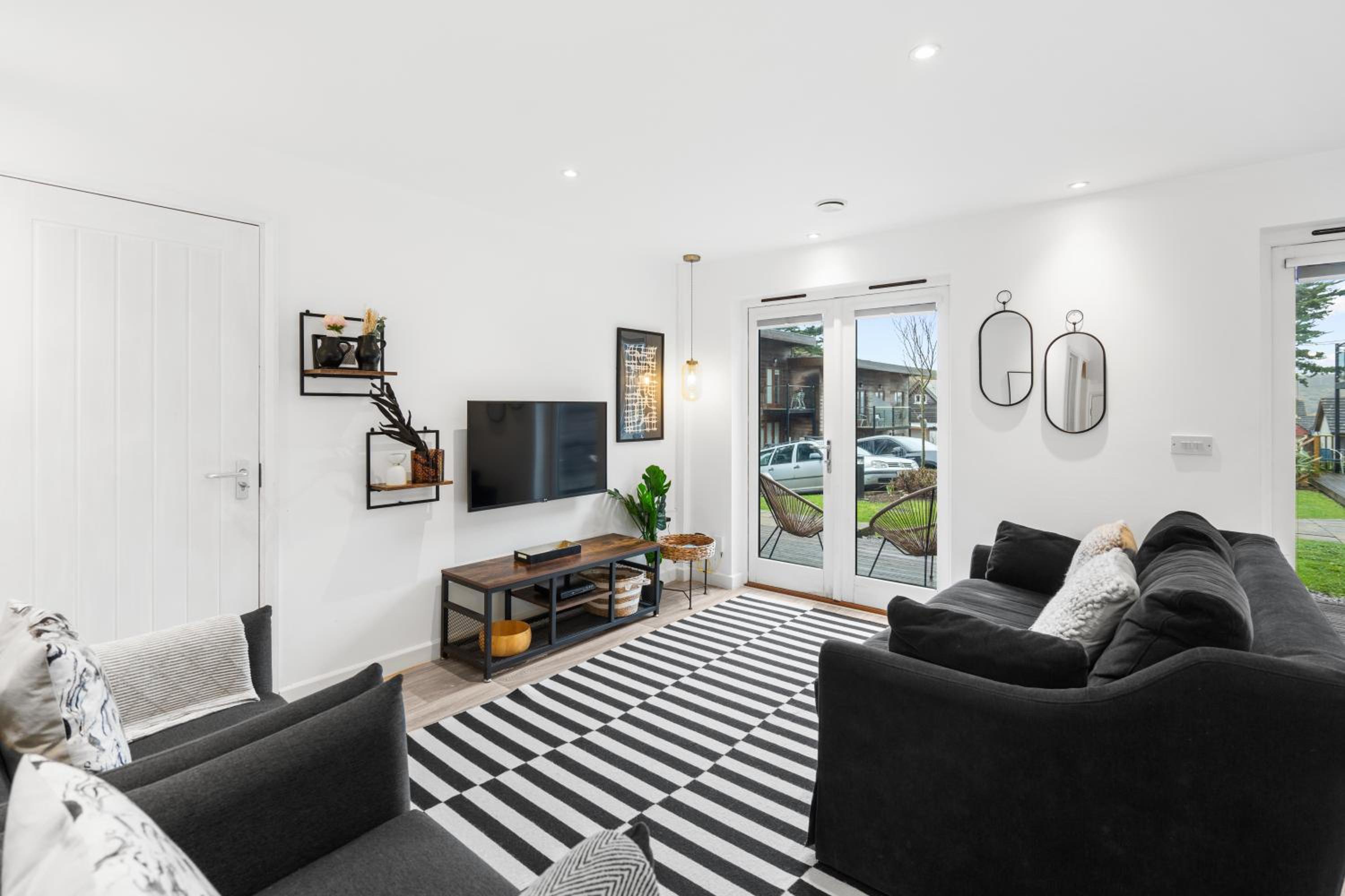 Two-Bedroom House - Photo 8