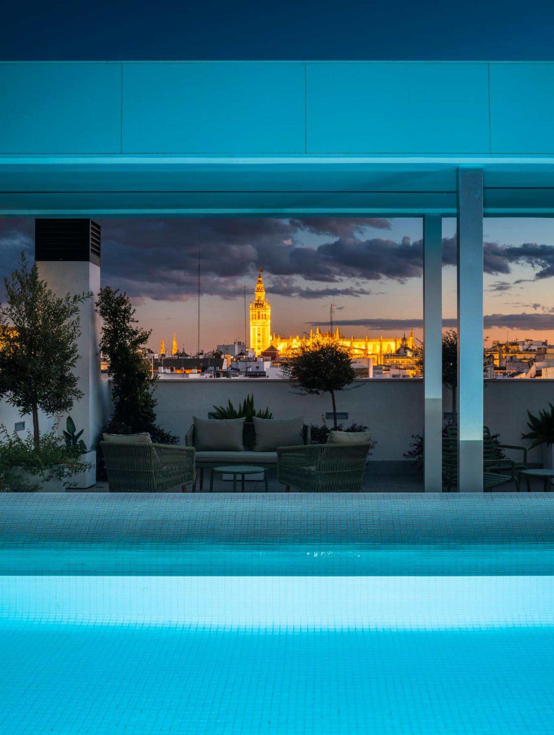 Apartment with Balcony - Photo 2