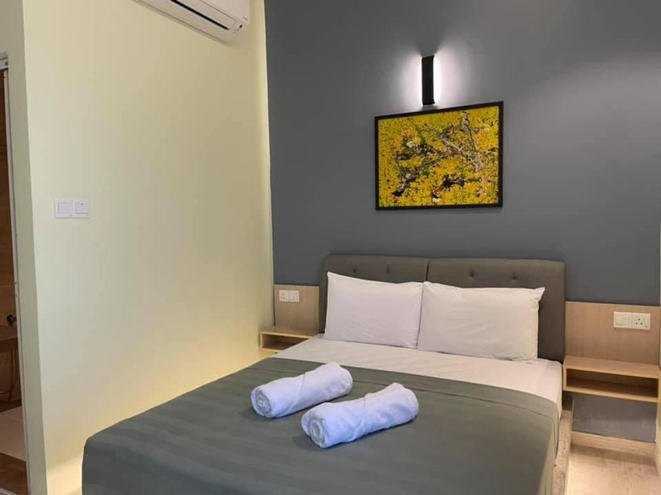 Standard Queen Room