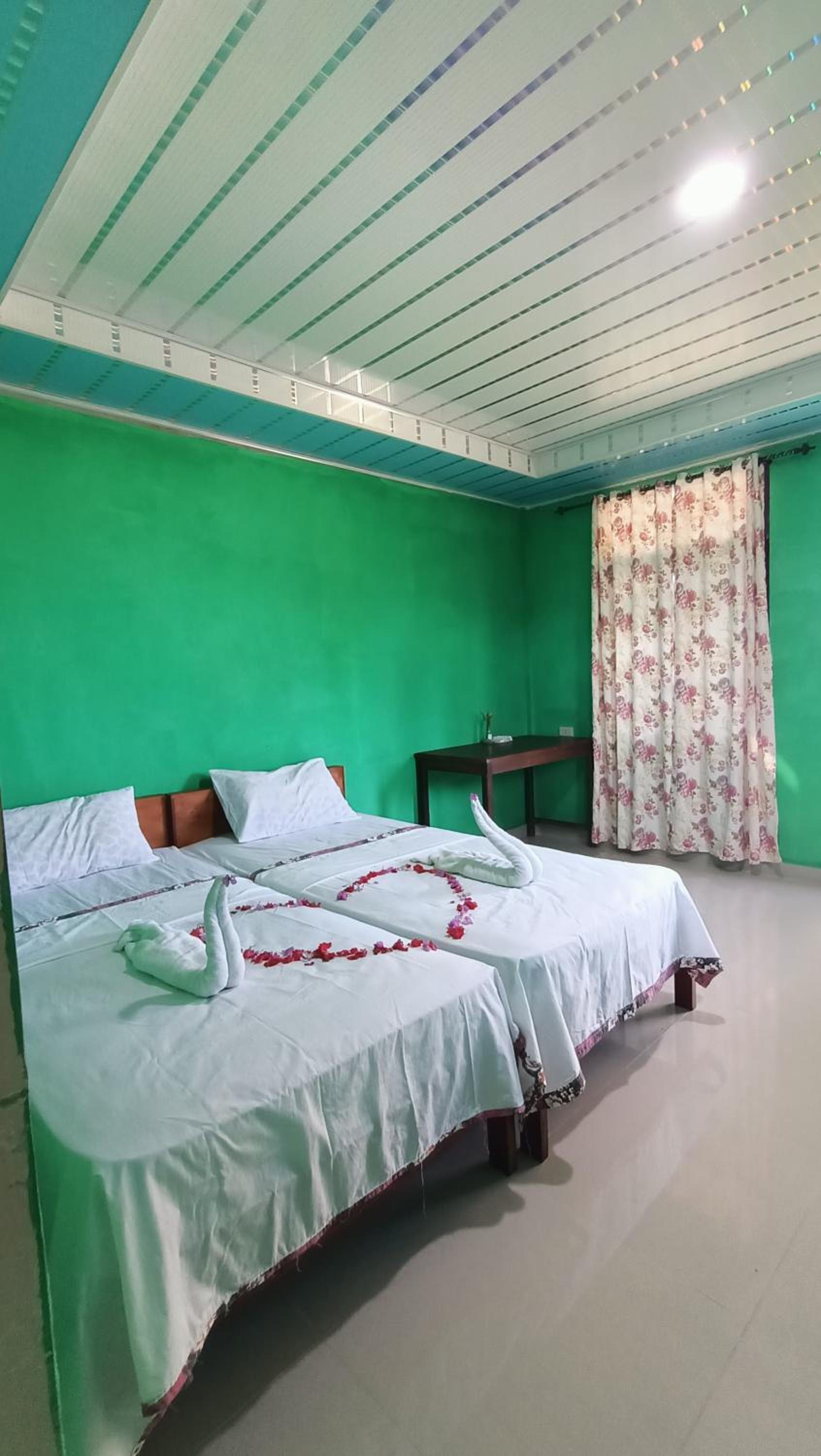 Double or Twin Room with Sea View - Photo 8