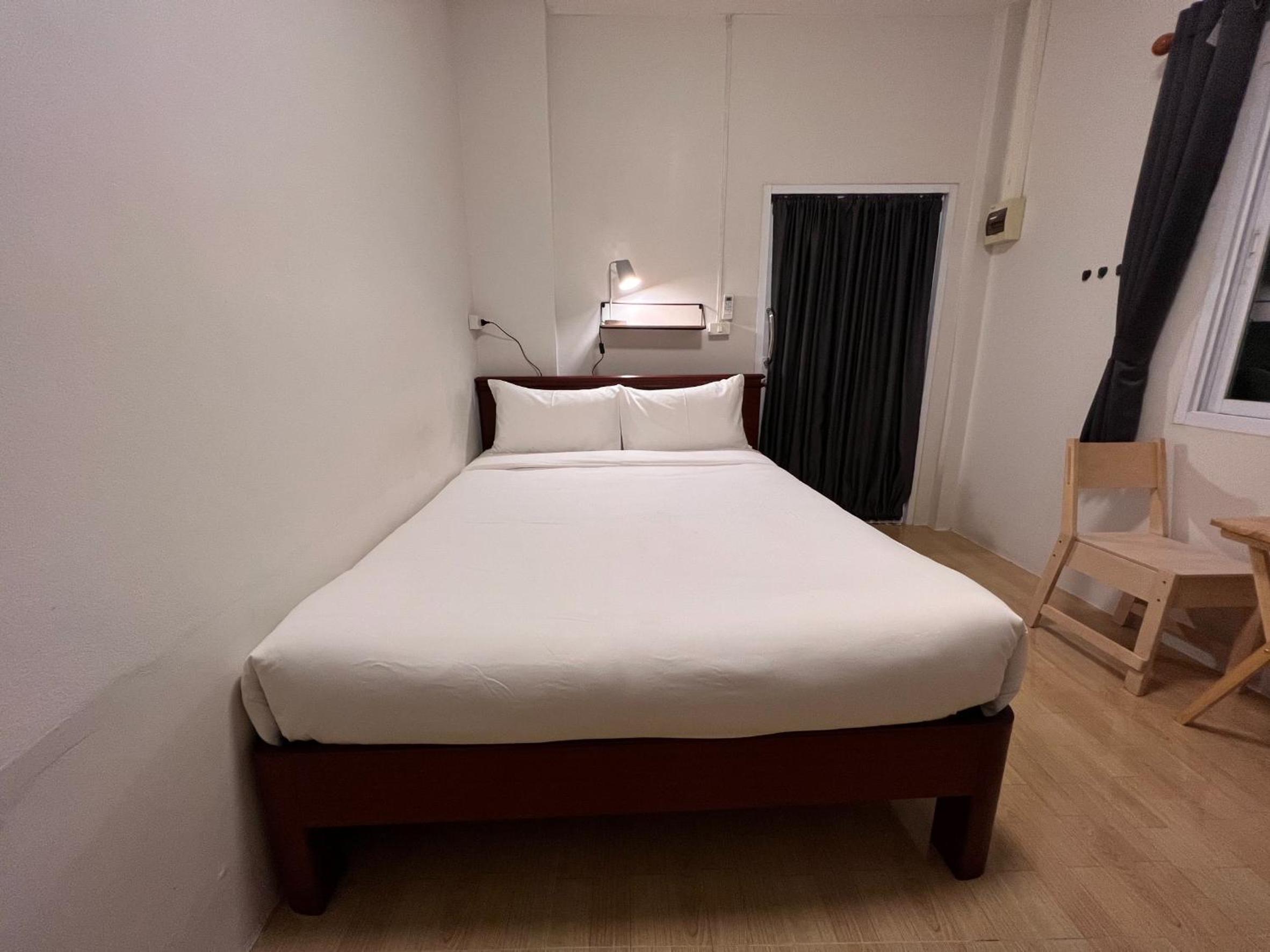 Budget Double Room - Photo 8