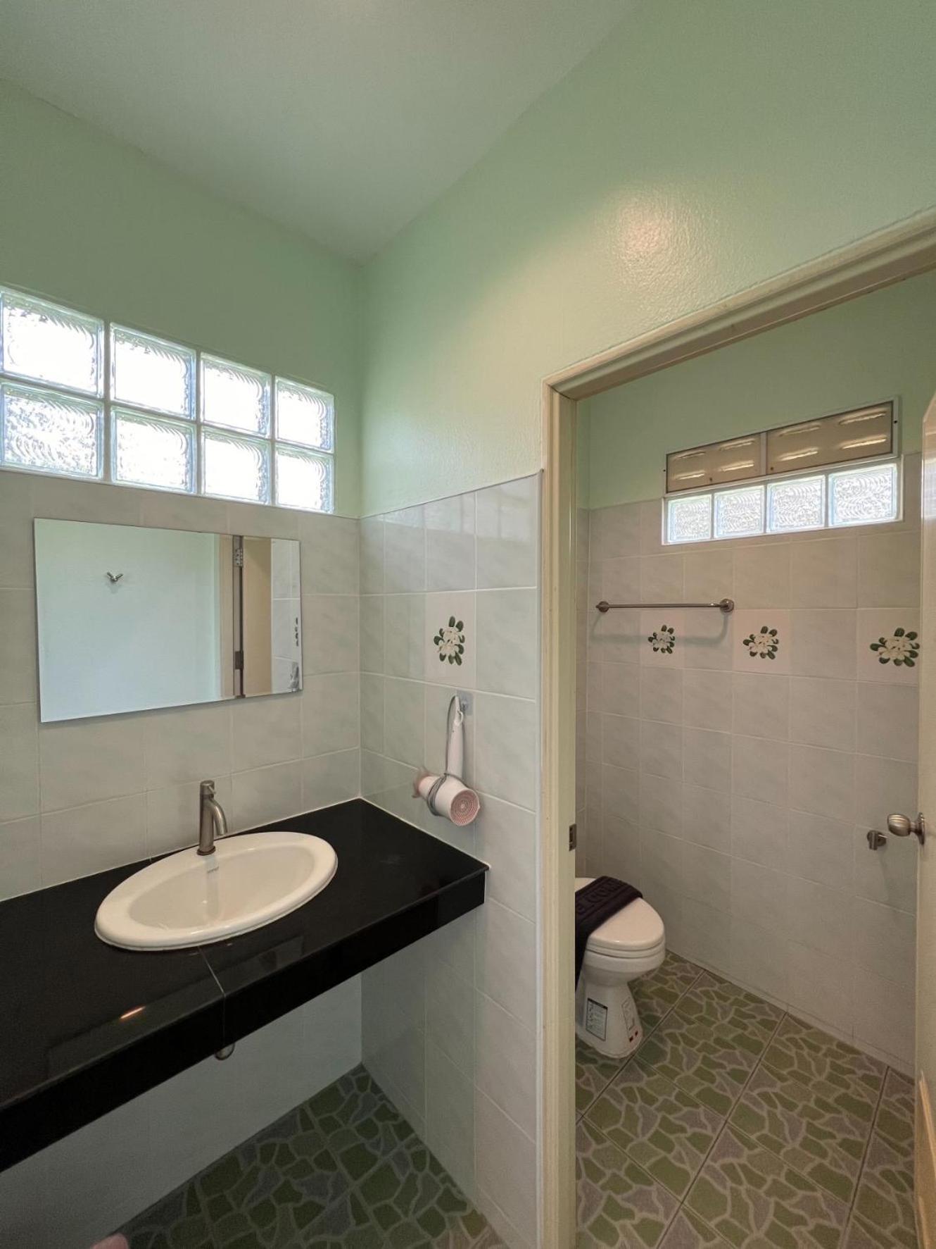 Queen Room with Garden View - Photo 2