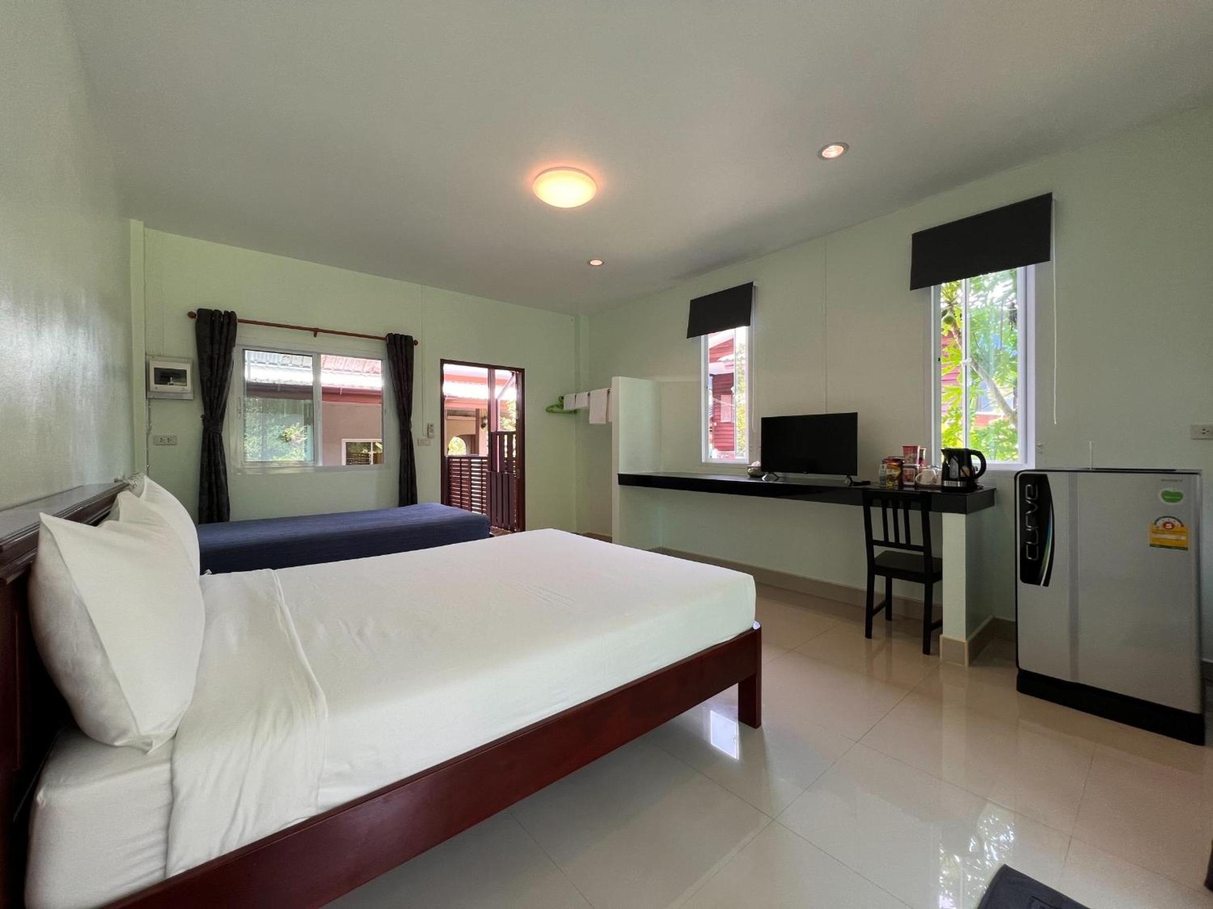 Queen Room with Garden View - Photo 8