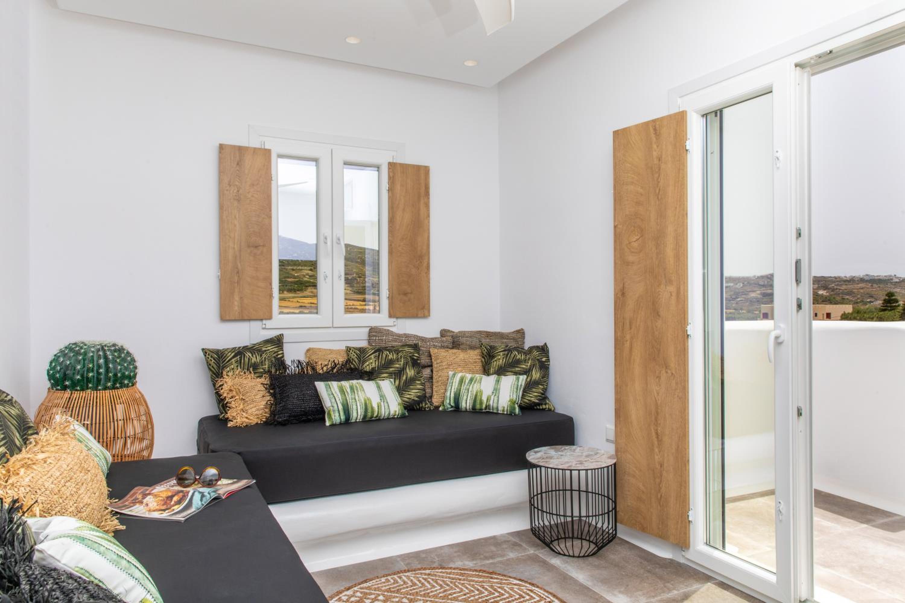 King Suite with Balcony - Photo 21