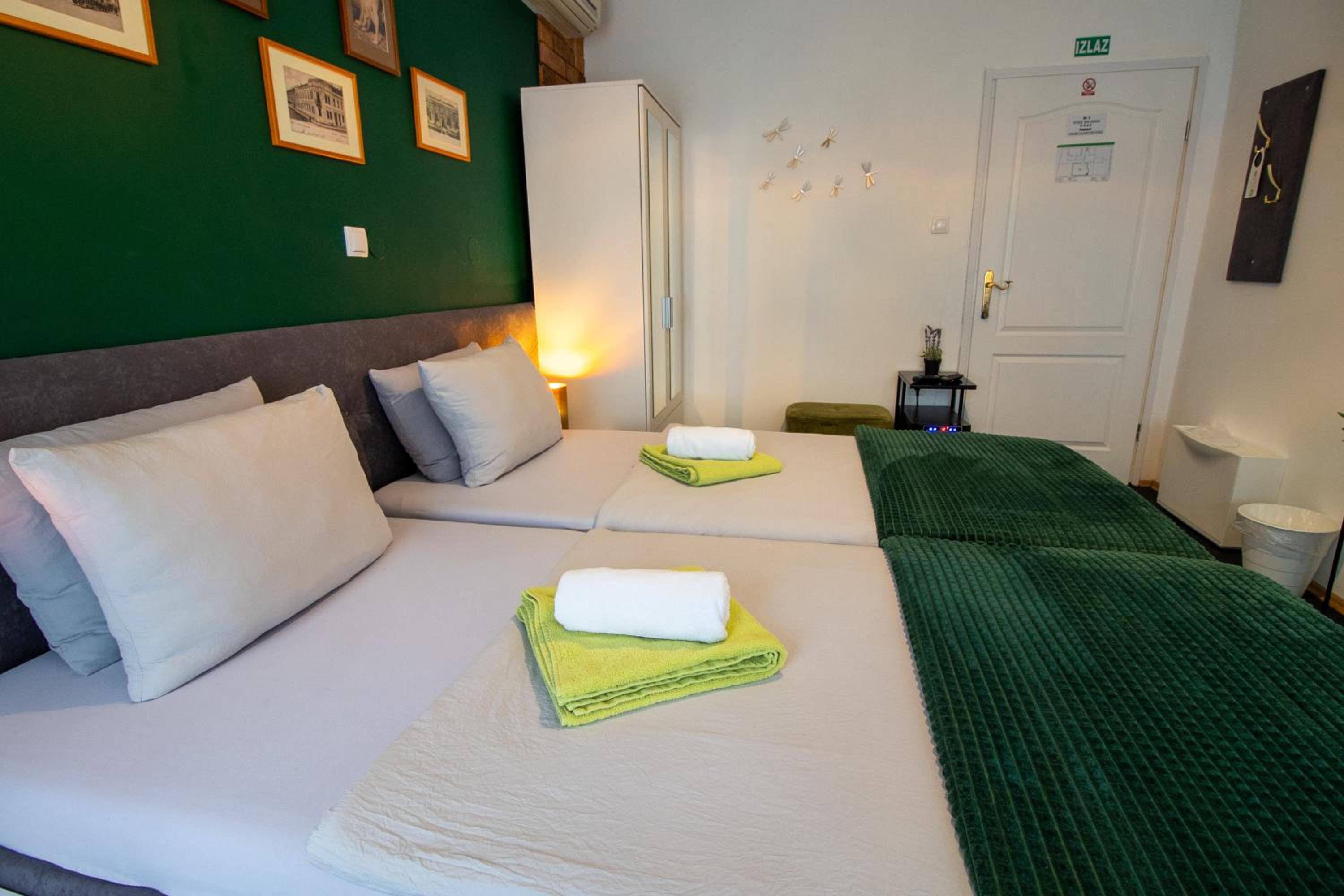 Double or Twin Room with Private Bathroom - Photo 7