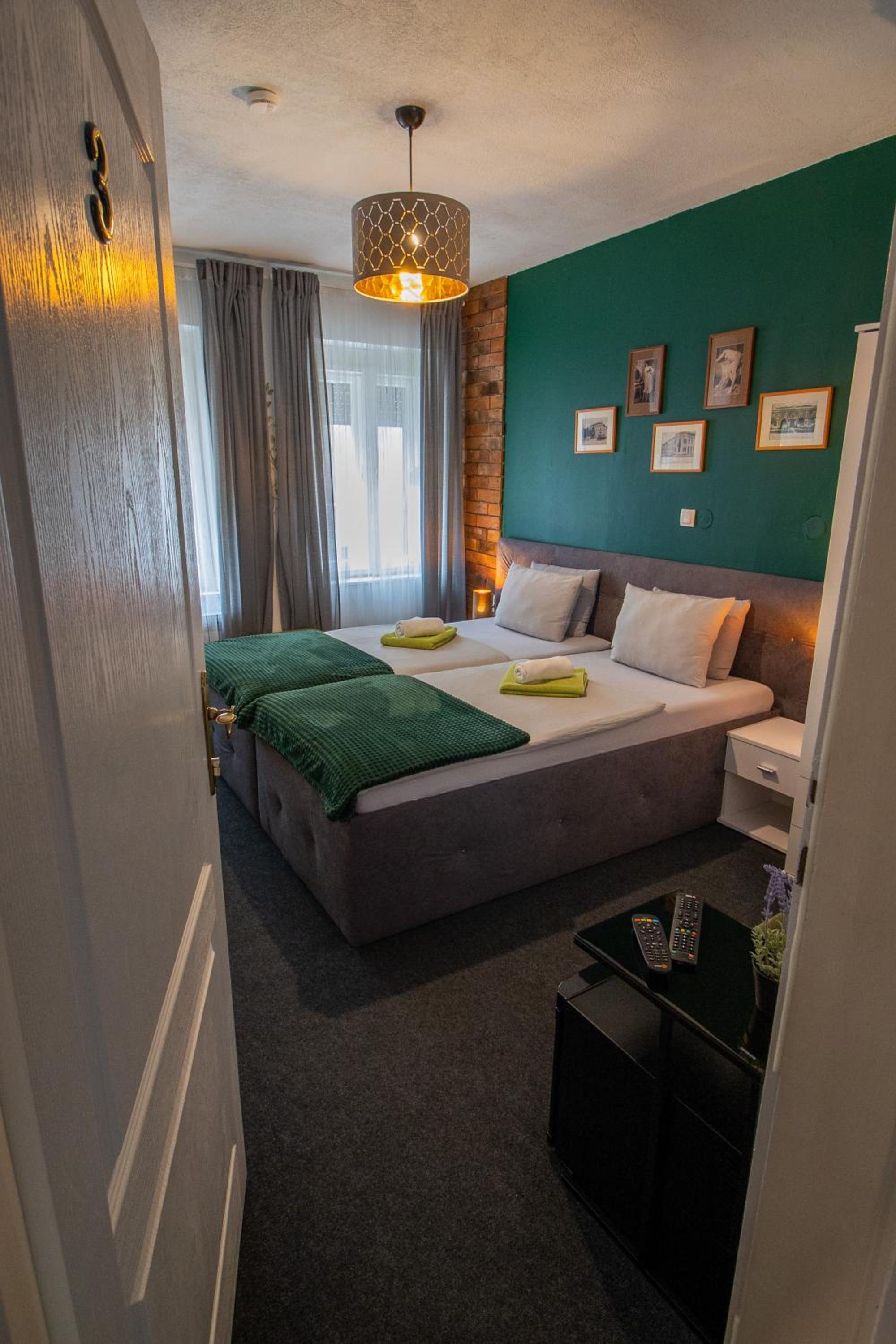 Double or Twin Room with Private Bathroom - Photo 5