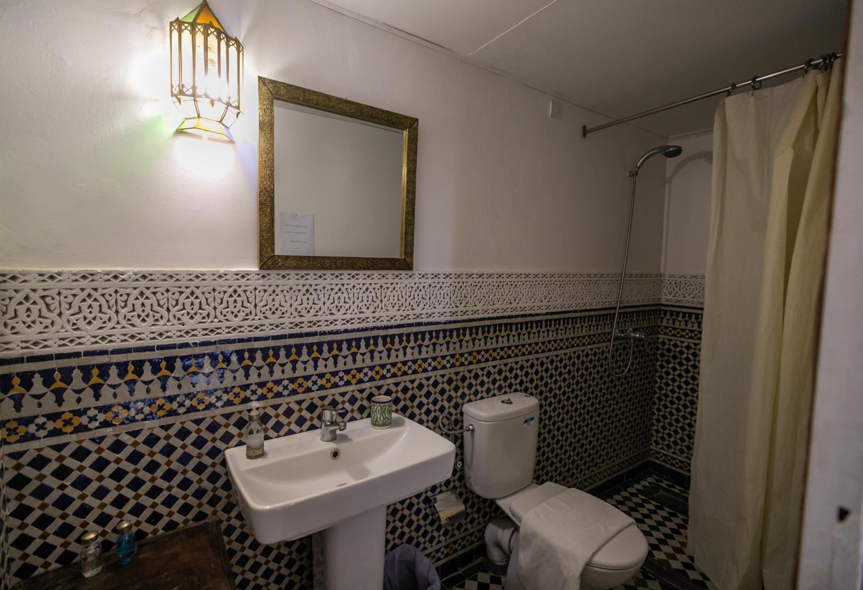 Deluxe Double Room with Bath - Photo 3