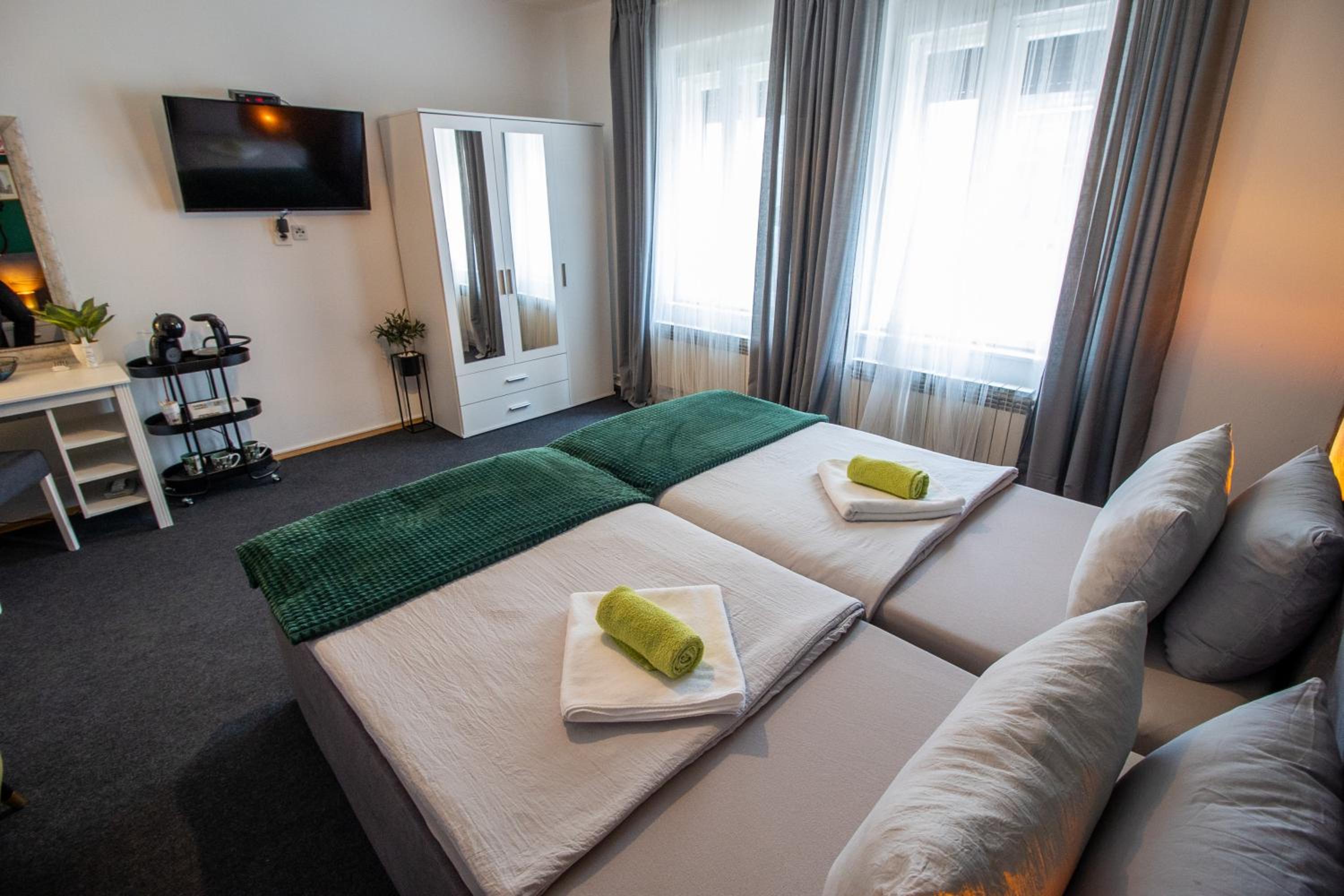 Family Room with Private Bathroom - Photo 7