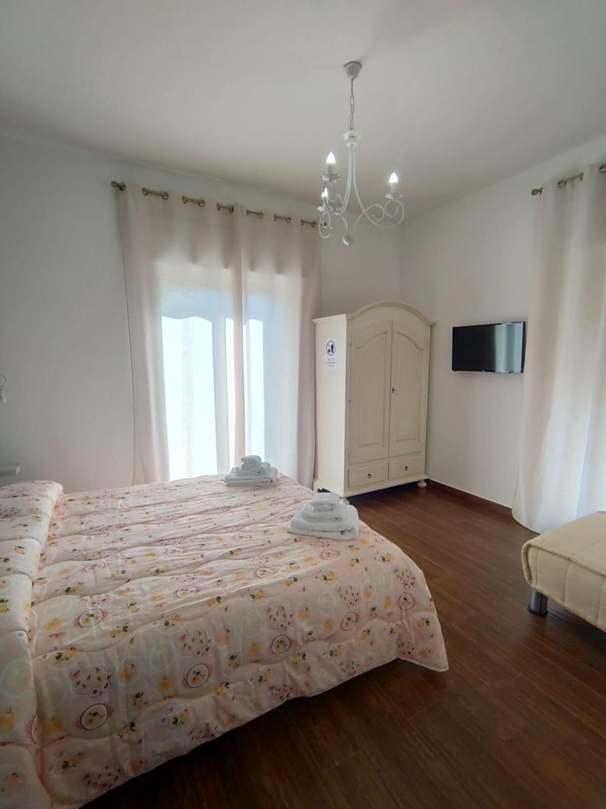 Quadruple Room with Private Bathroom - Photo 4