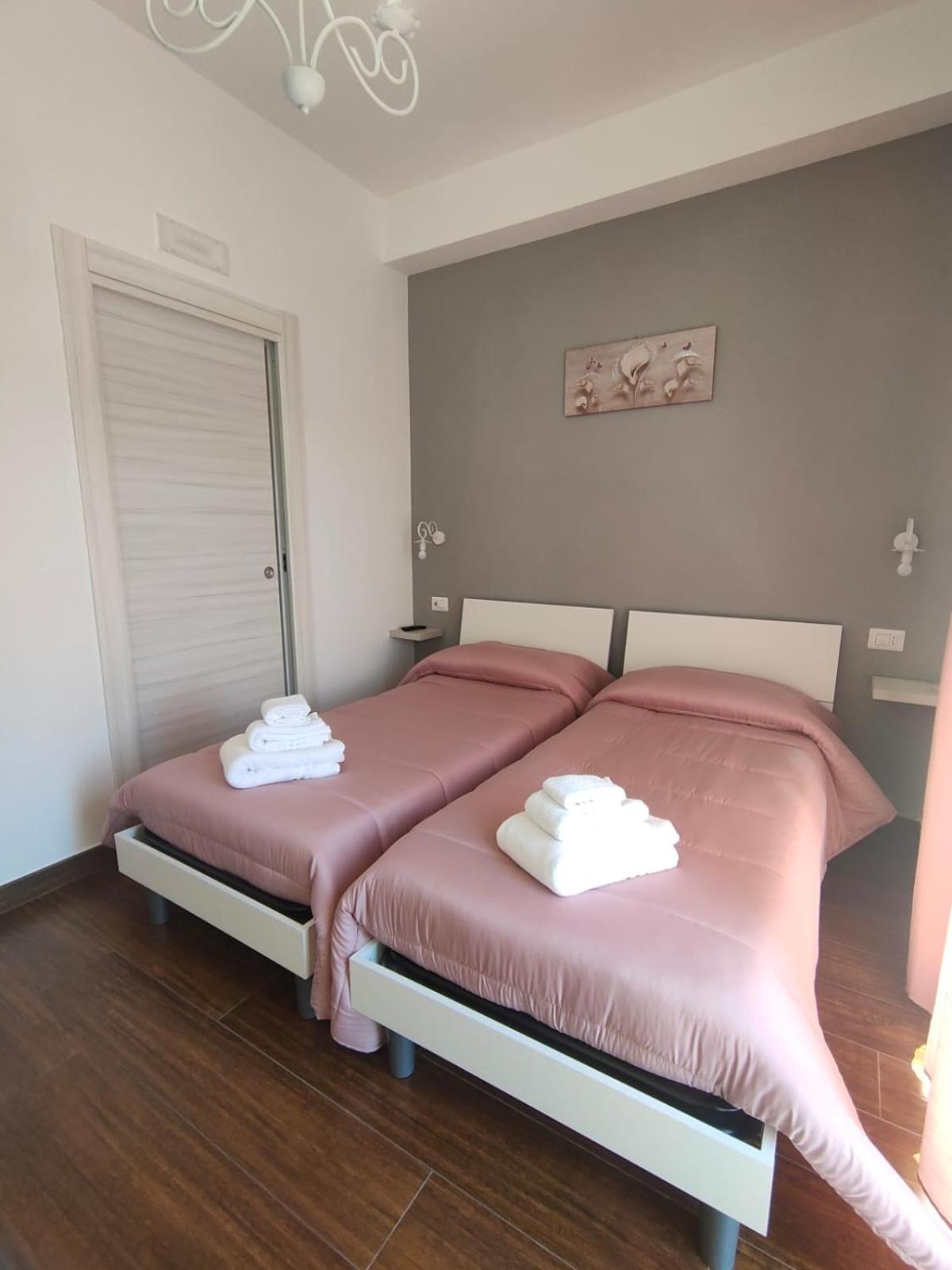 Double Room with Private Bathroom - Photo 2