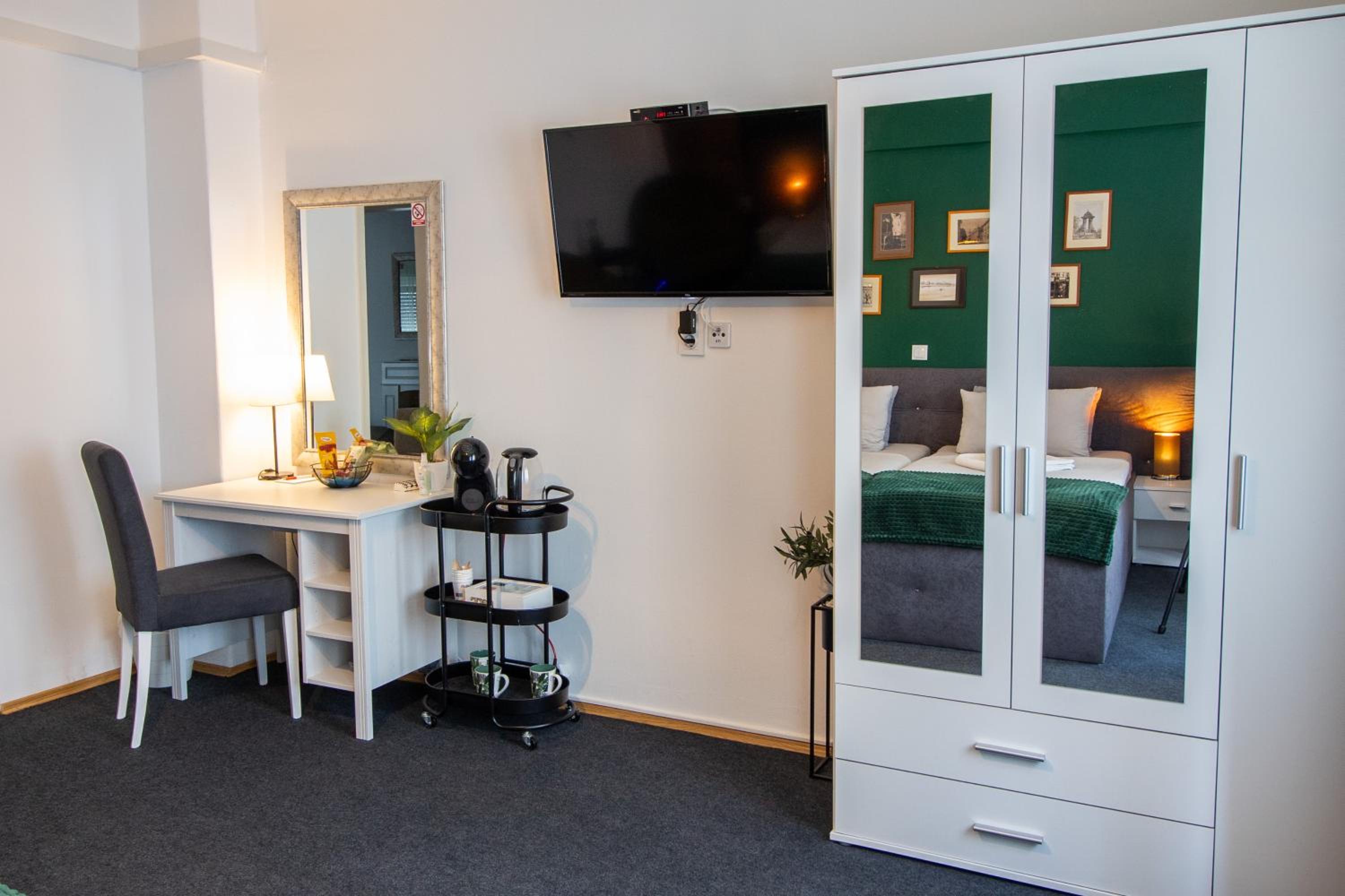Family Room with Private Bathroom - Photo 8
