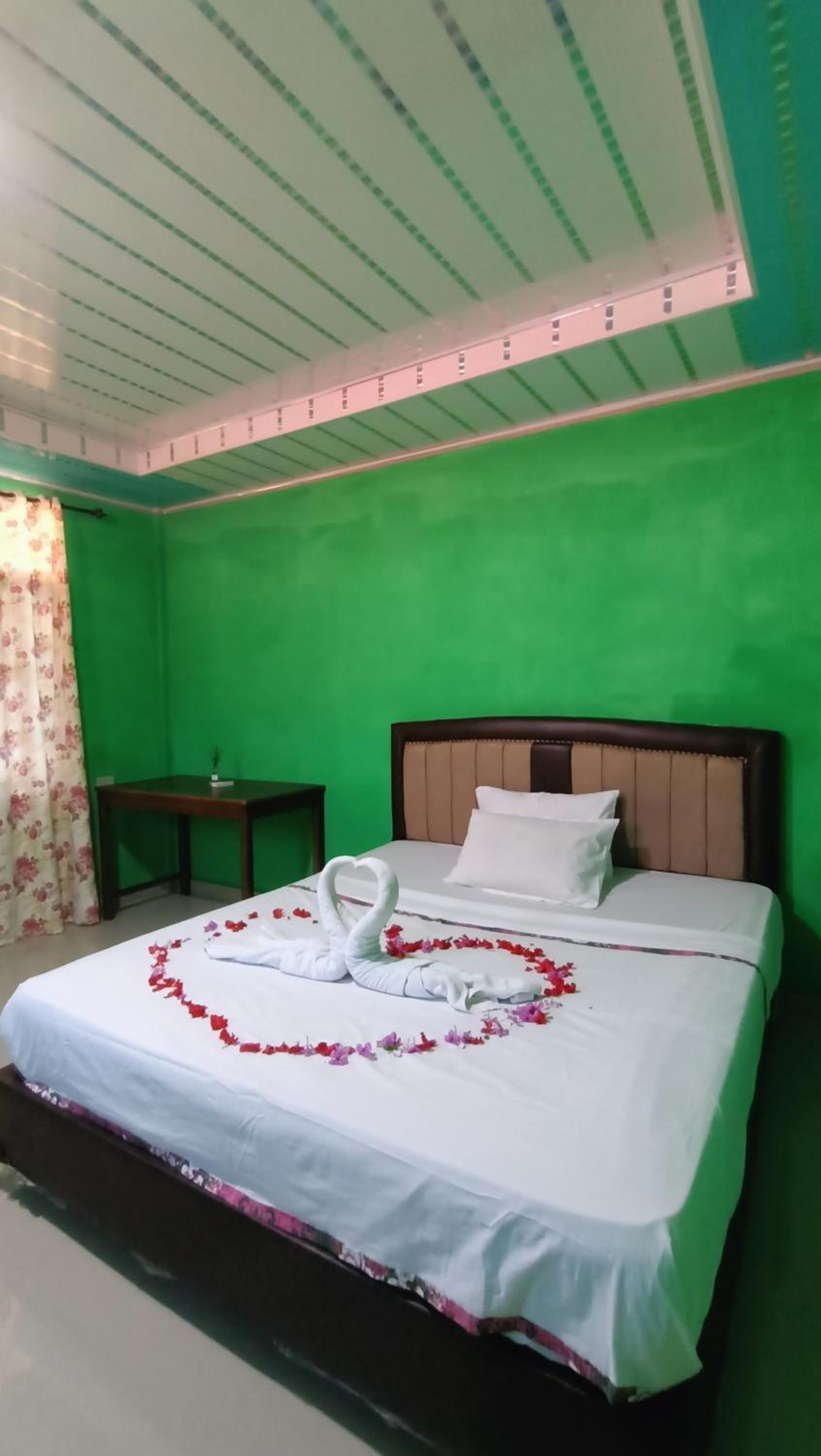 Double or Twin Room with Sea View - Photo 4