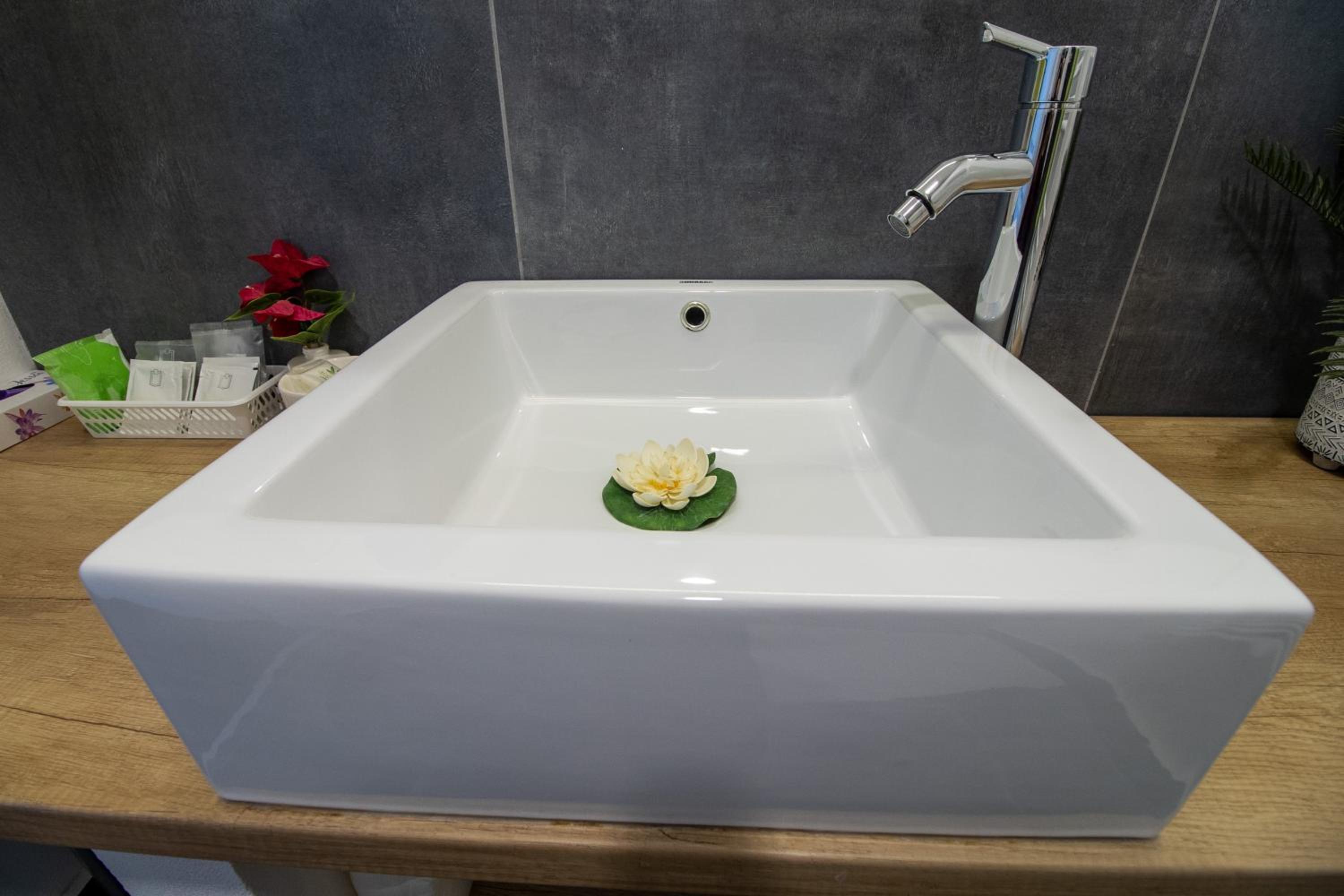 Double or Twin Room with Private Bathroom - Photo 4