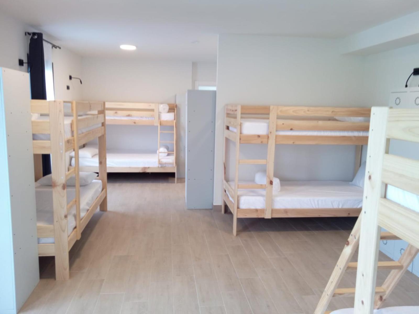Cama individual en dormitorio compartido de 10 camas.