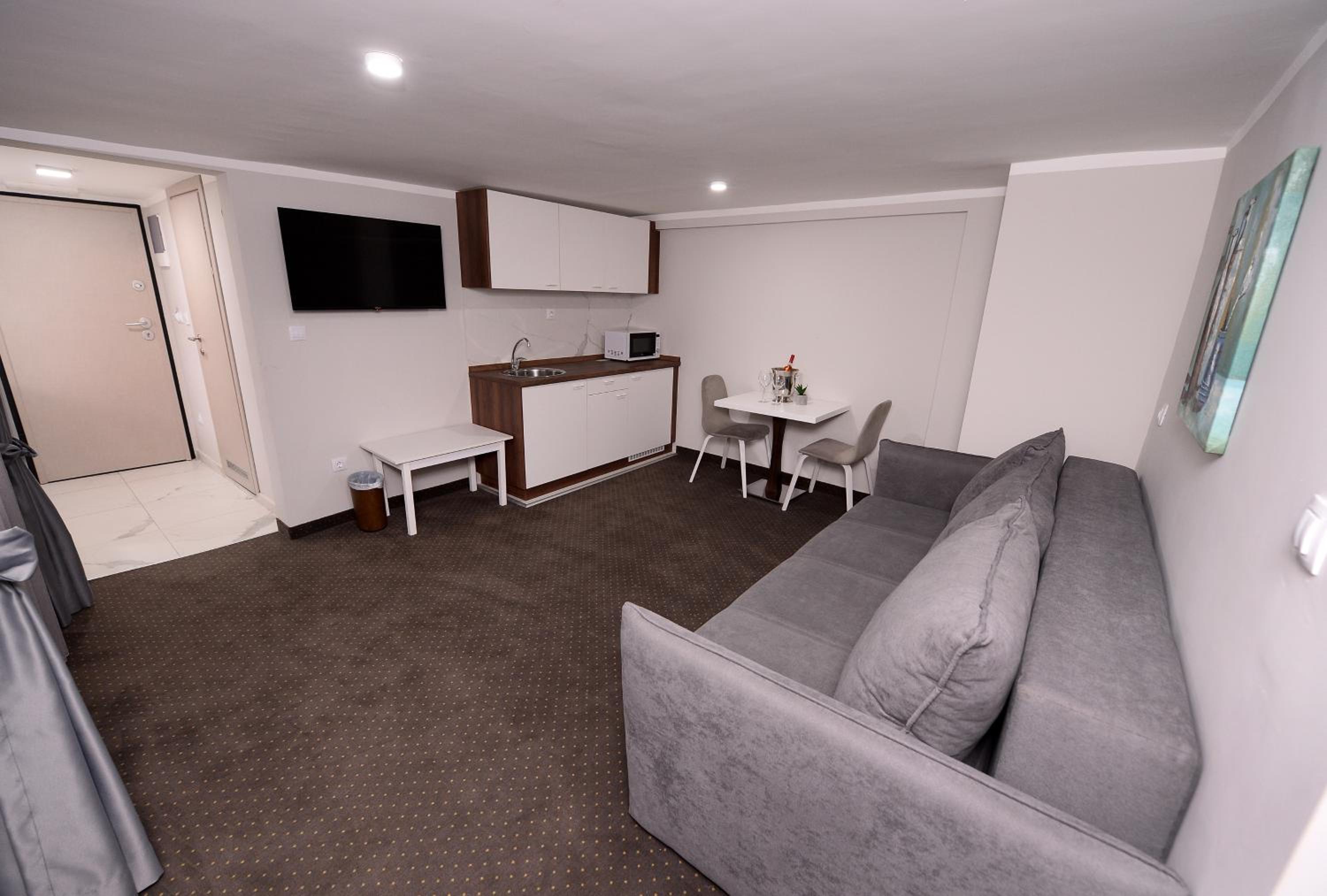 One-Bedroom Standard Apartment photo 1