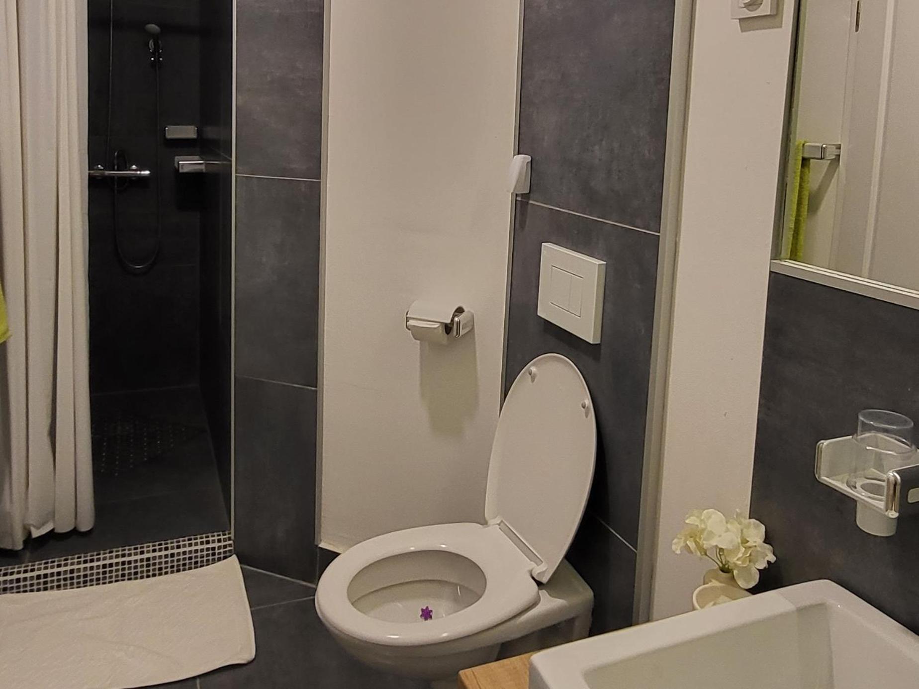 Double or Twin Room with Private Bathroom - Photo 3