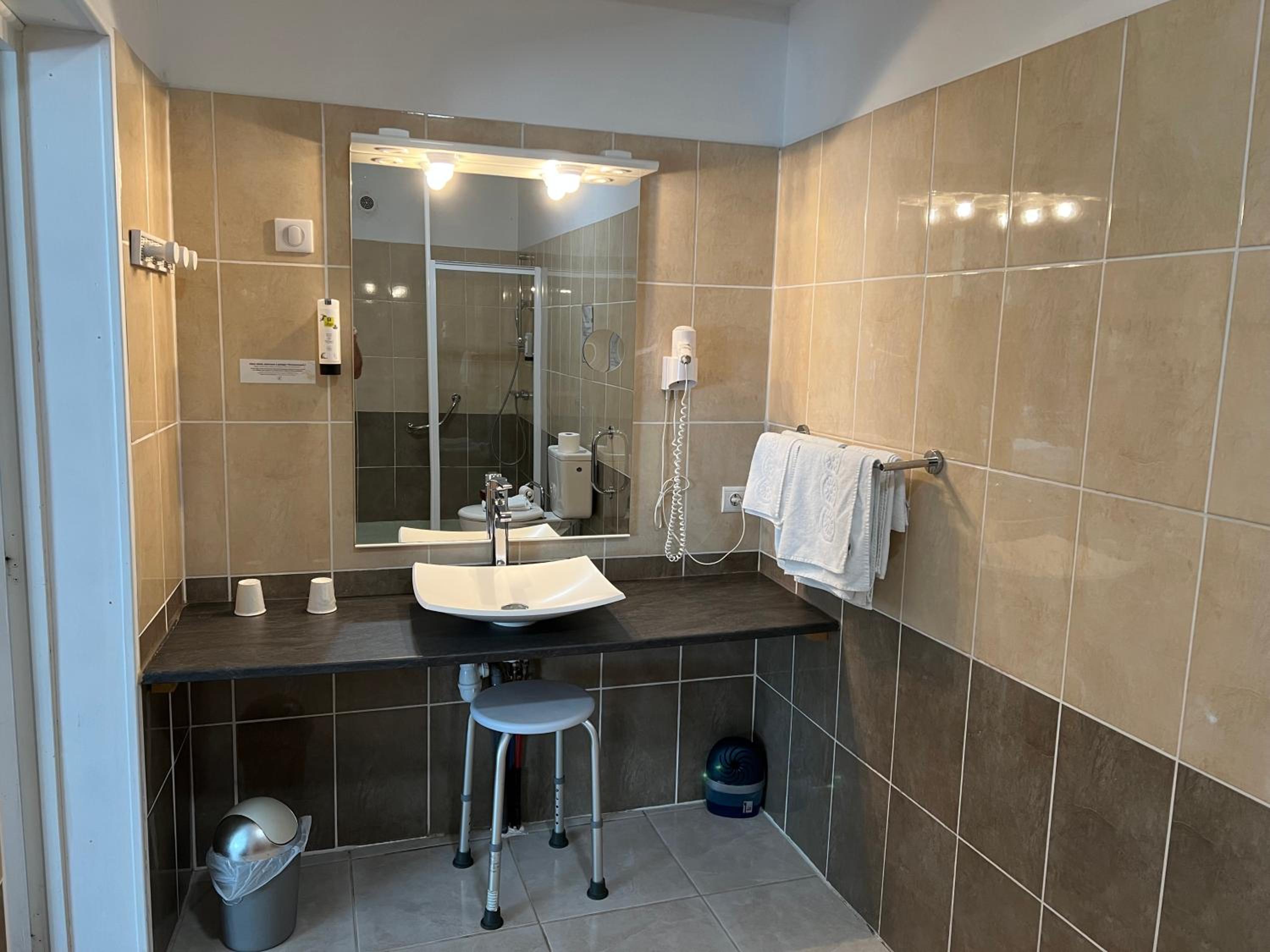 King Room - Disability Access photo 3
