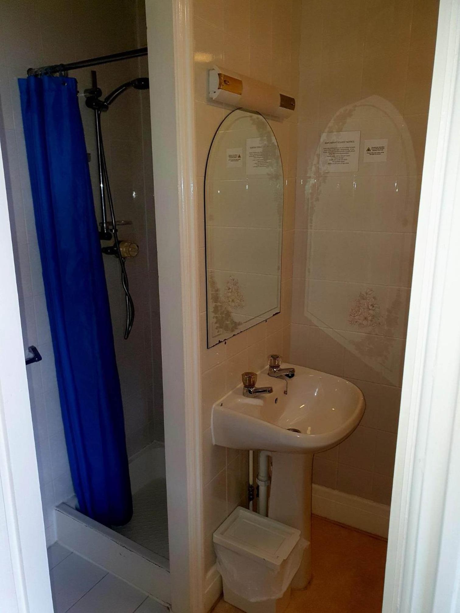 Standard Double Room - Photo 9