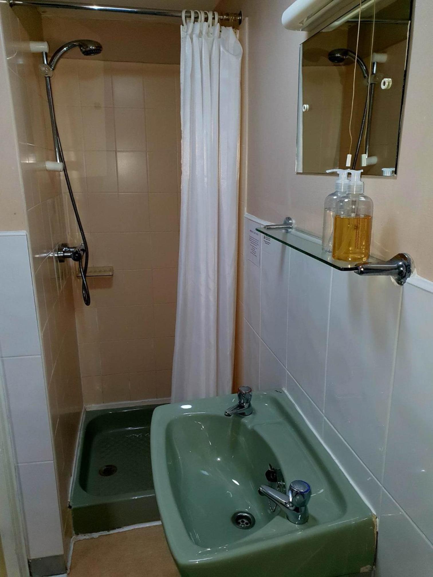 Budget Double Room - Photo 4