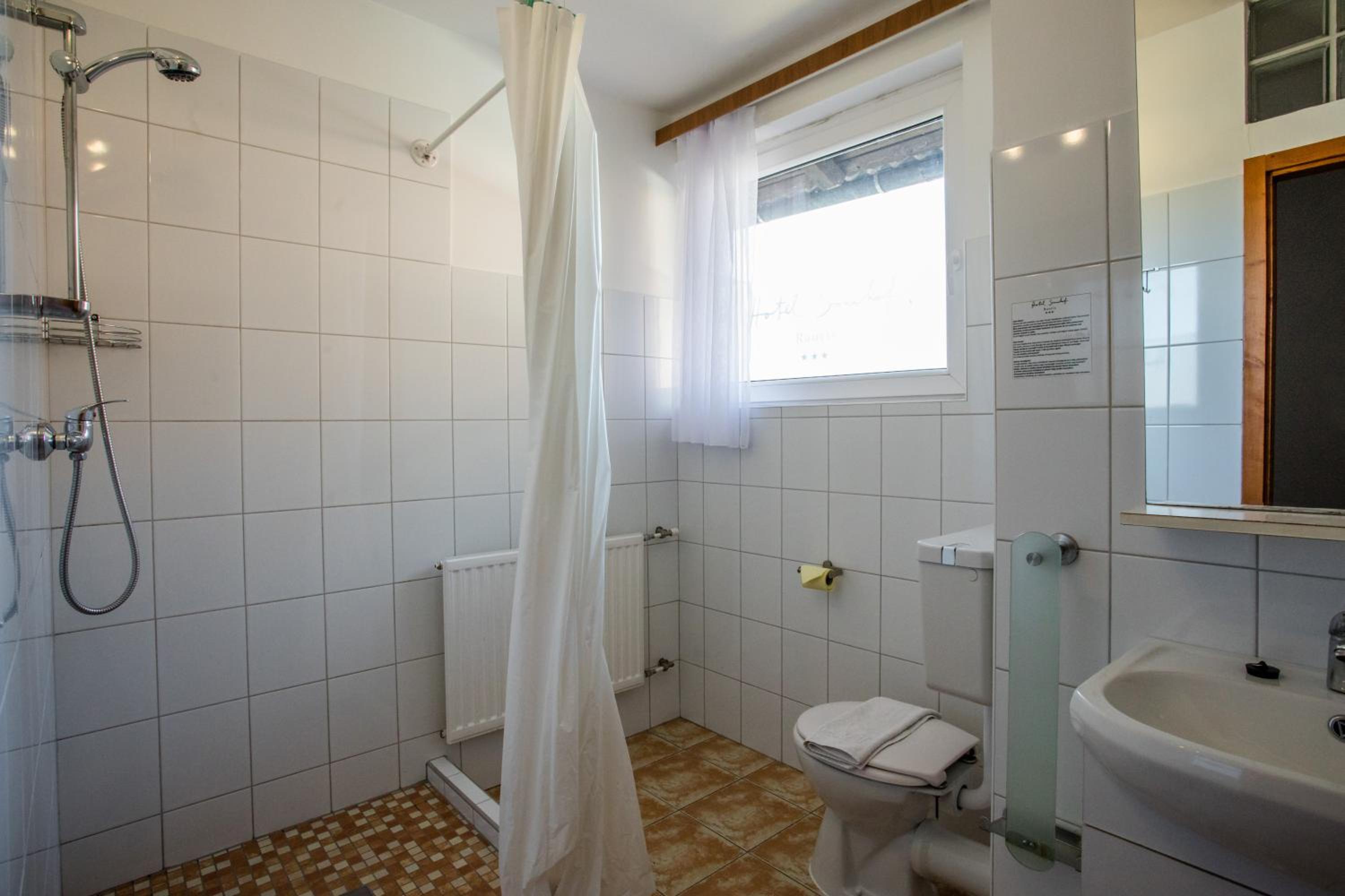Two-Bedroom Apartment - Annex - Photo 3