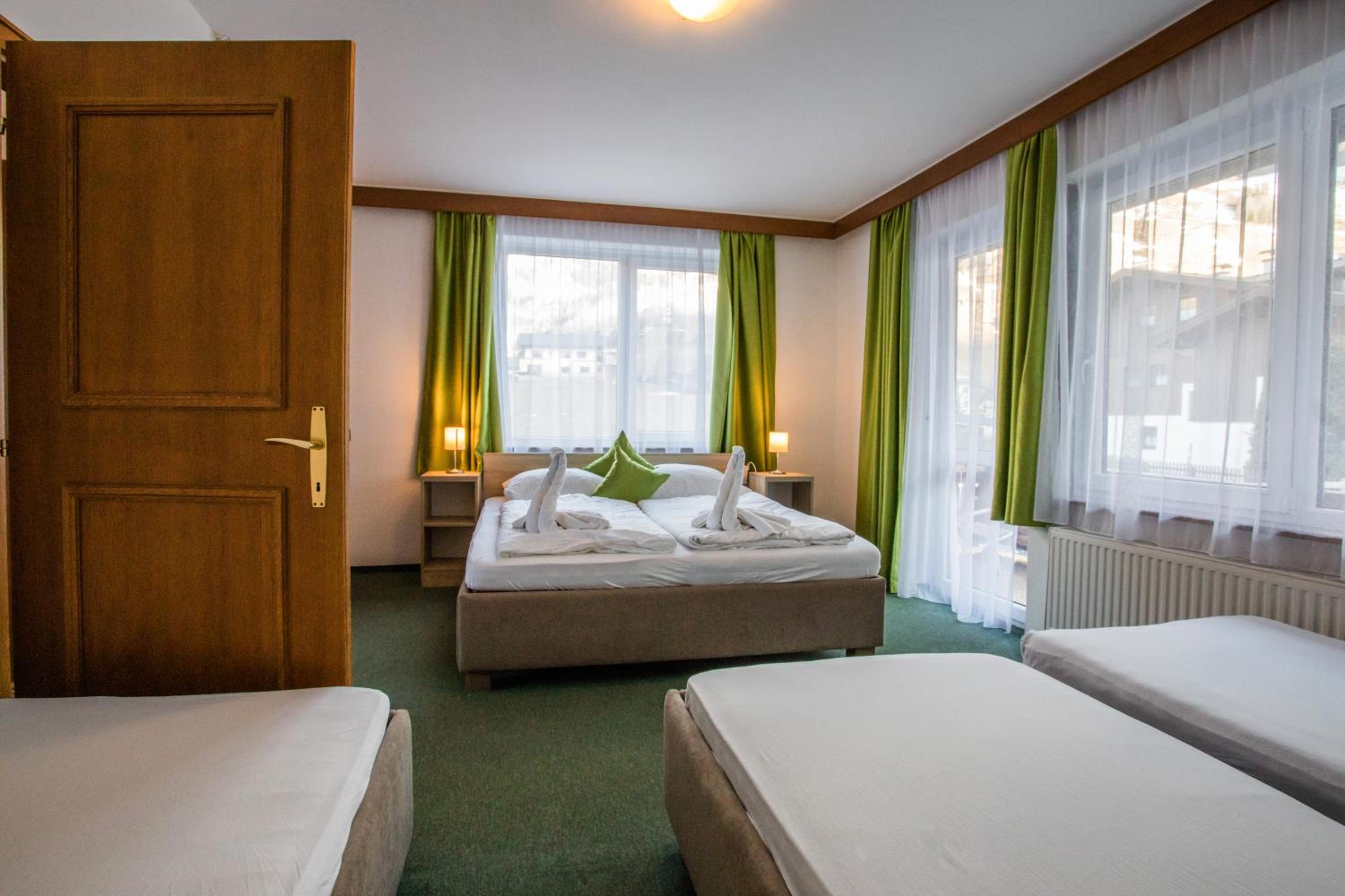 Apartment with Balcony - Photo 3