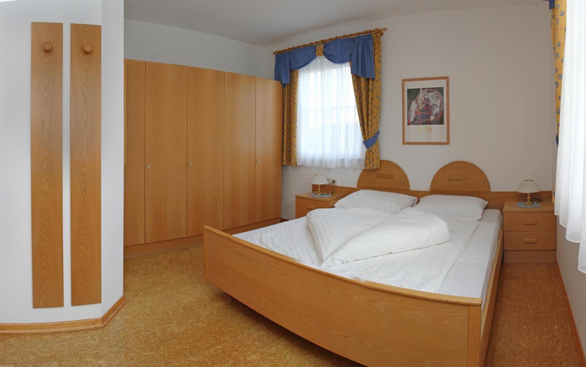 One-Bedroom Apartment with Terrace and Mountain View photo 3