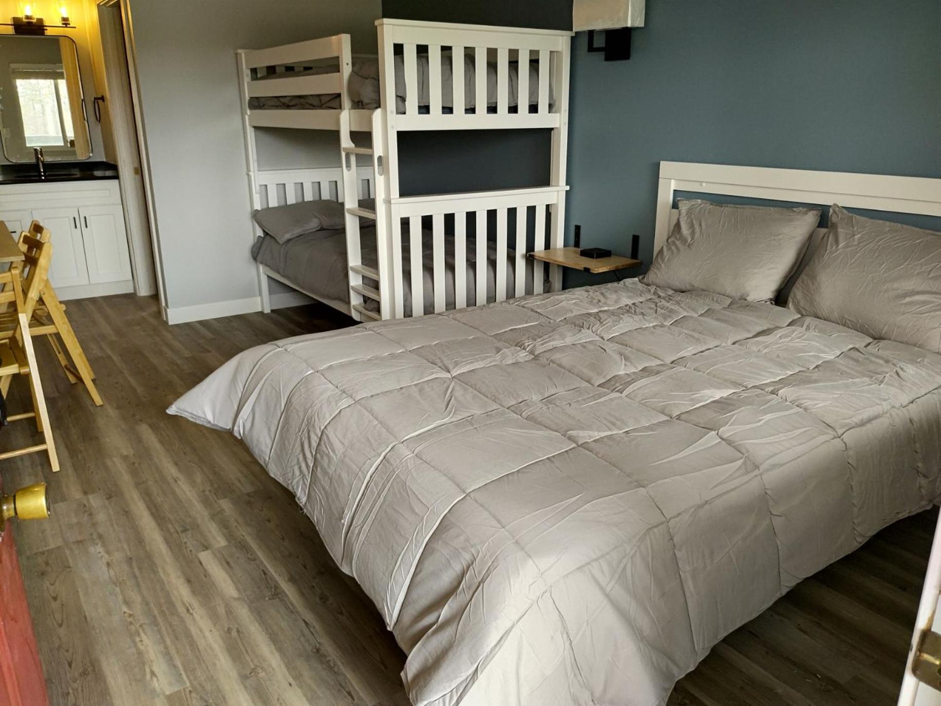 Quadruple Room with Lake View photo 2