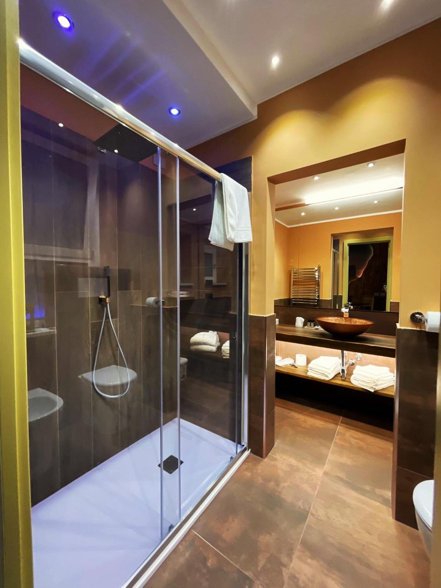 Deluxe Double Room with Bath photo 3