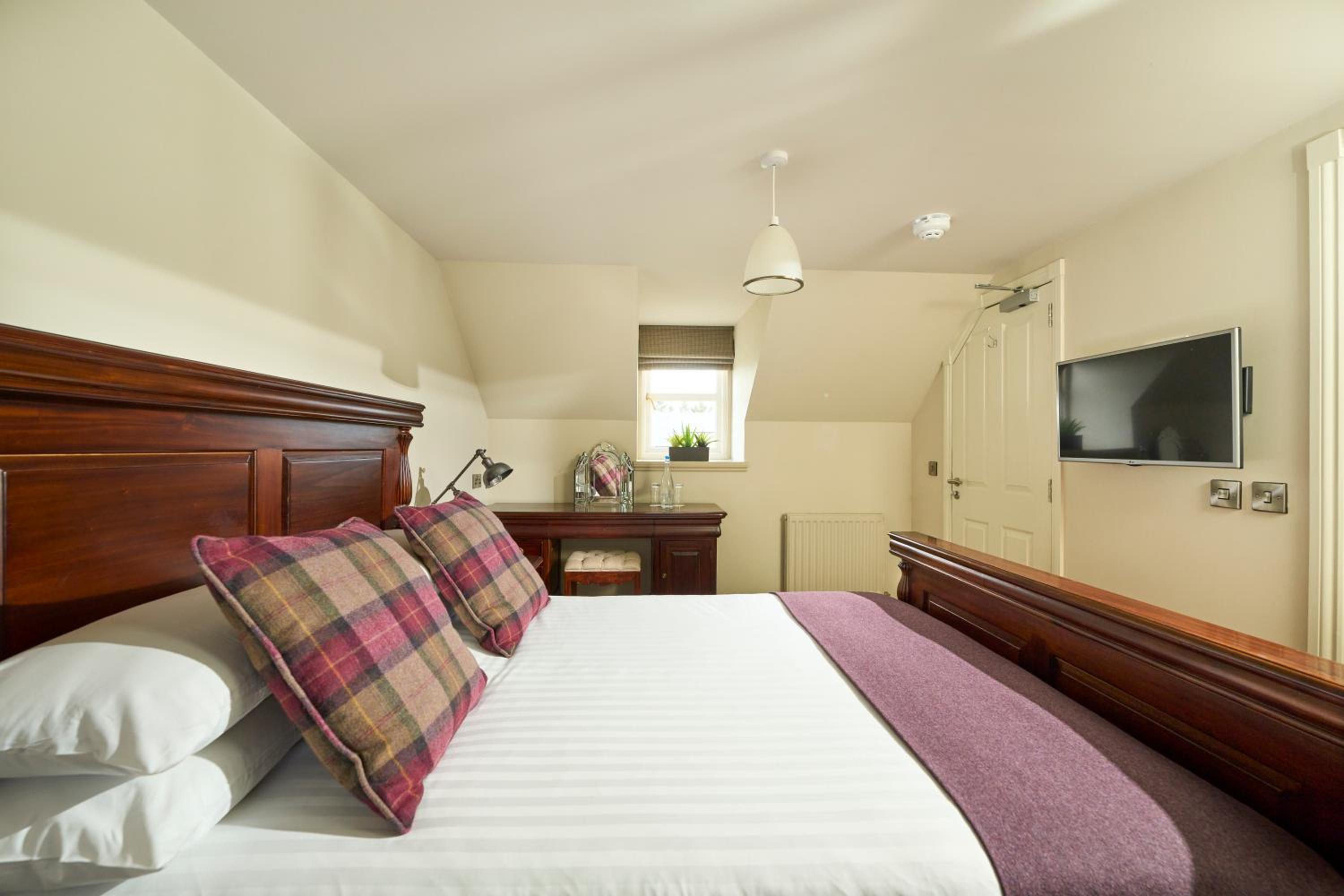 Queen Room (Uah Lodge)