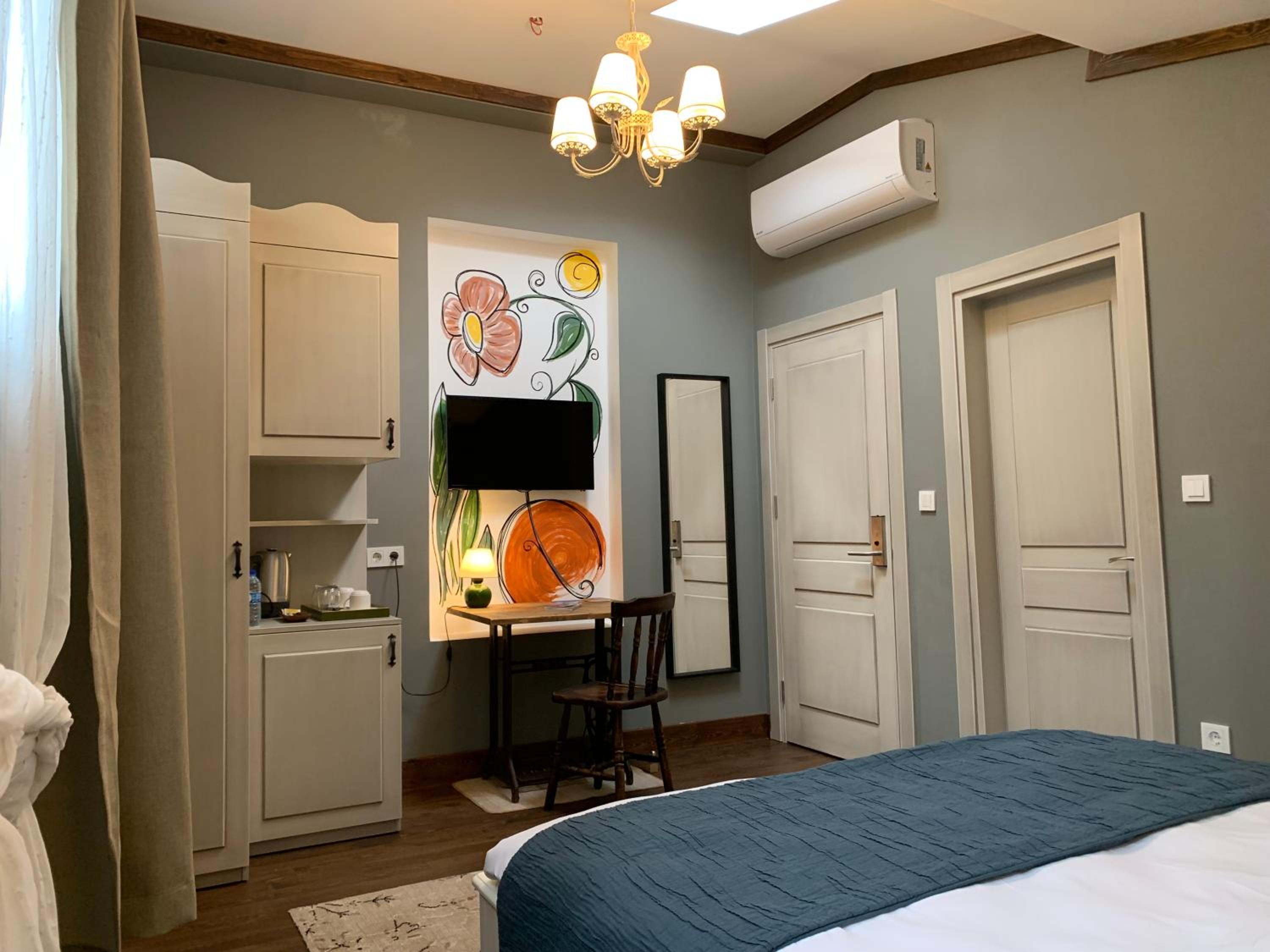 Queen Room photo 1