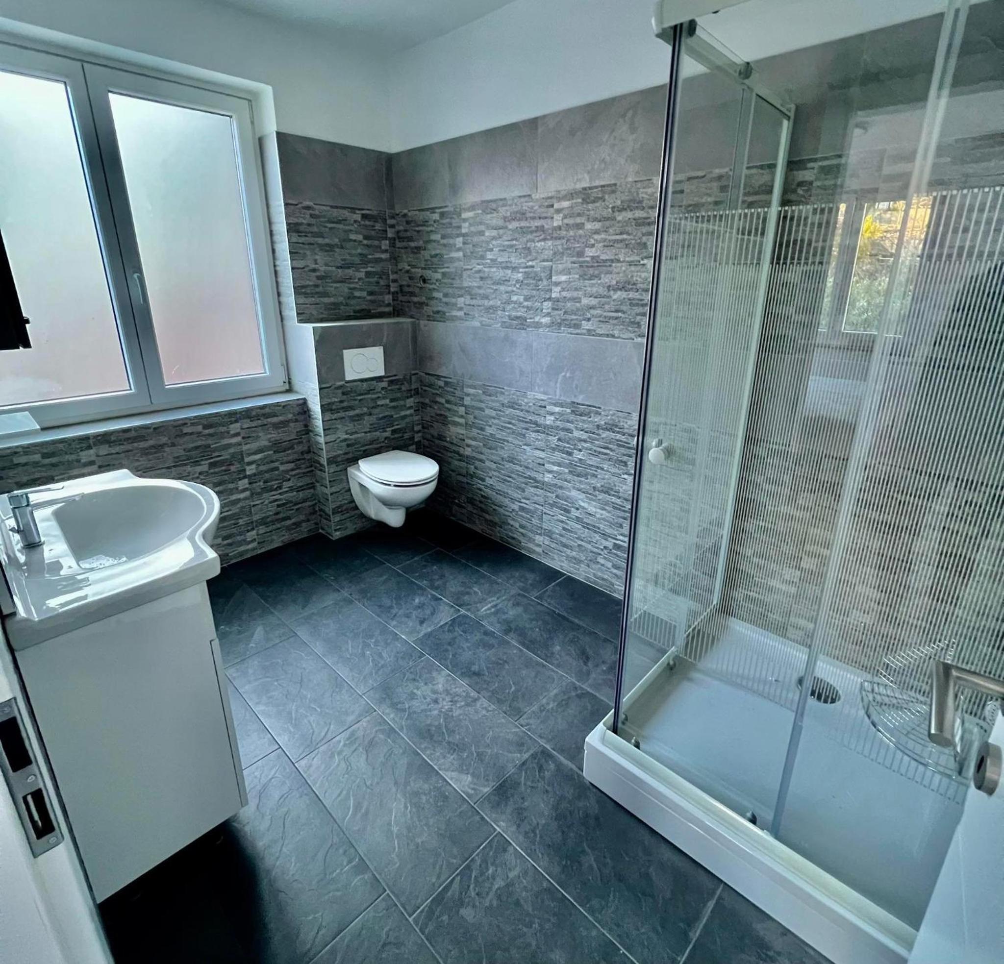Deluxe King Suite photo 3