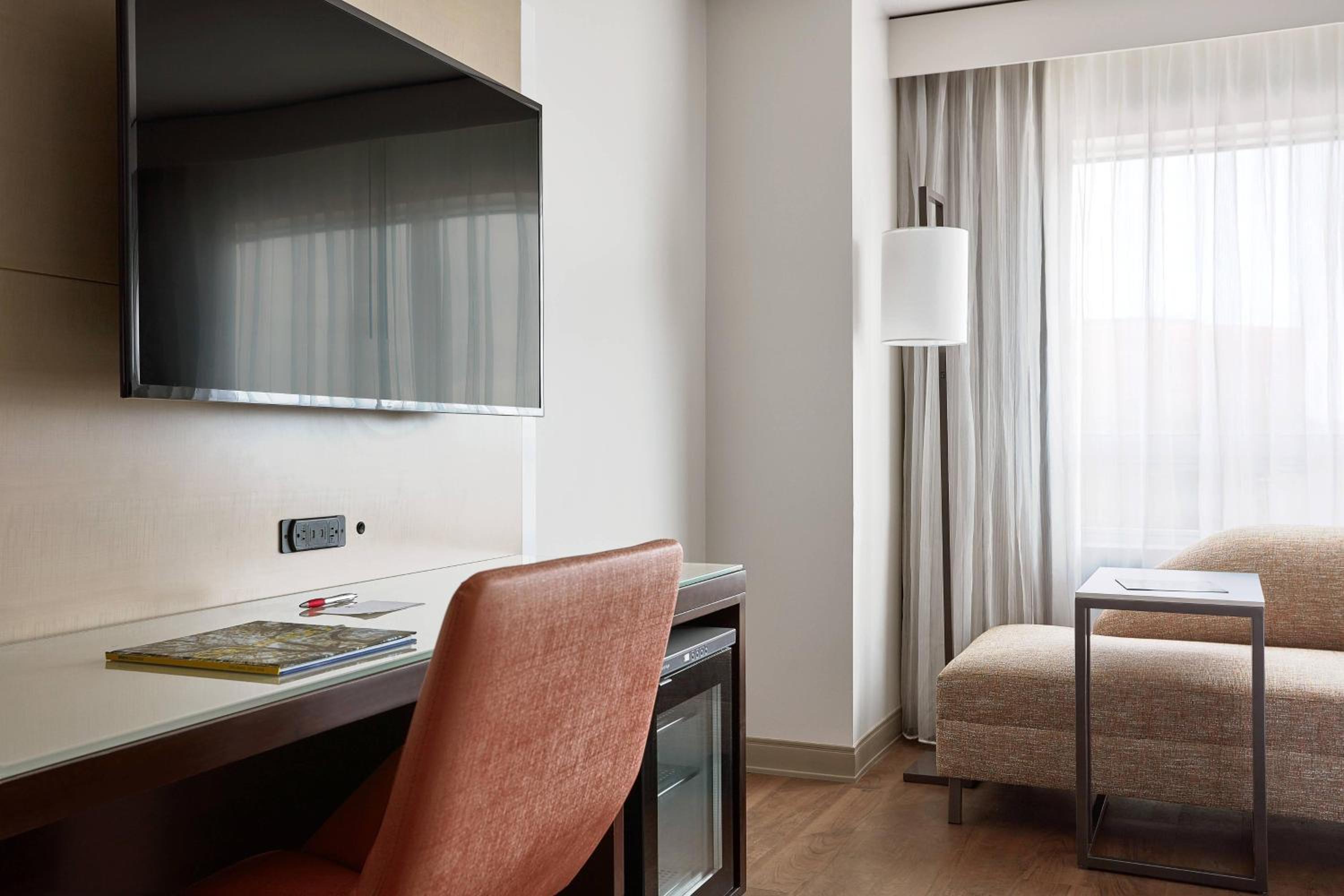 Executive Room, 1 King Bed with Sofa bed, Corner