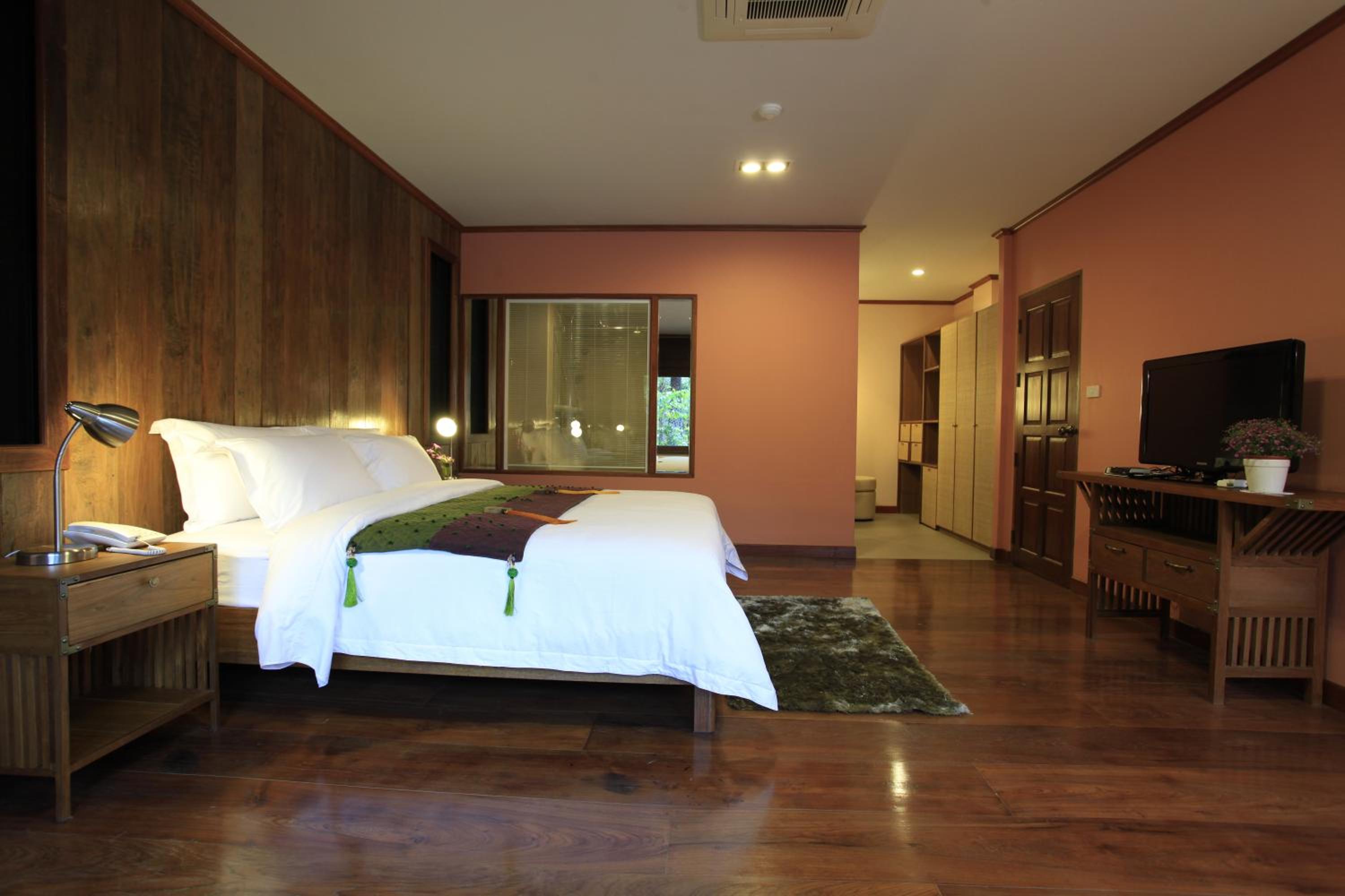 Superior Two-Bedroom Apartment - Photo 2