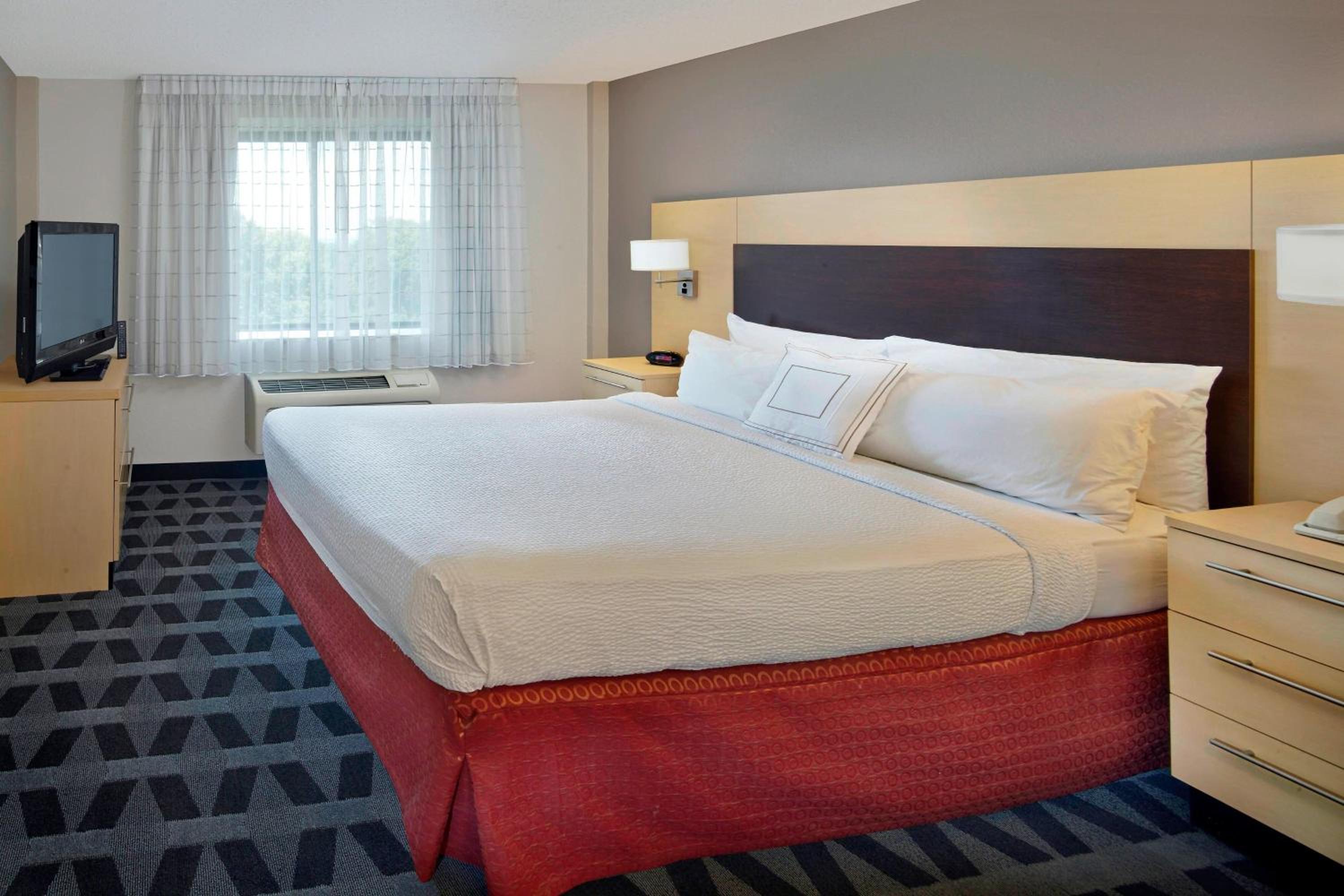 One-Bedroom King Suite with Sofa Bed - Photo 4