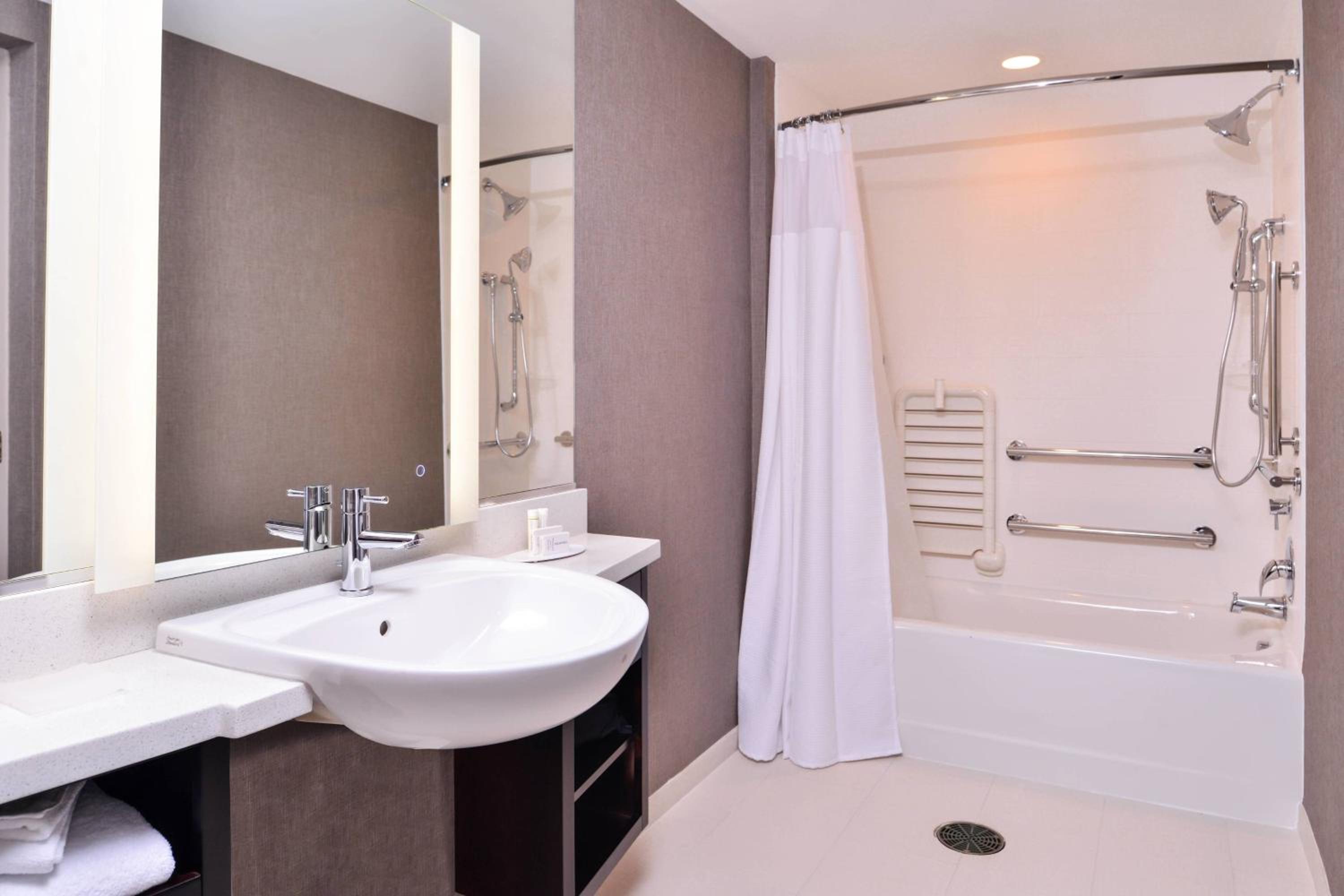 Queen Suite with Two Queen Beds and Bathtub - Mobility Access/Hearing Accessible