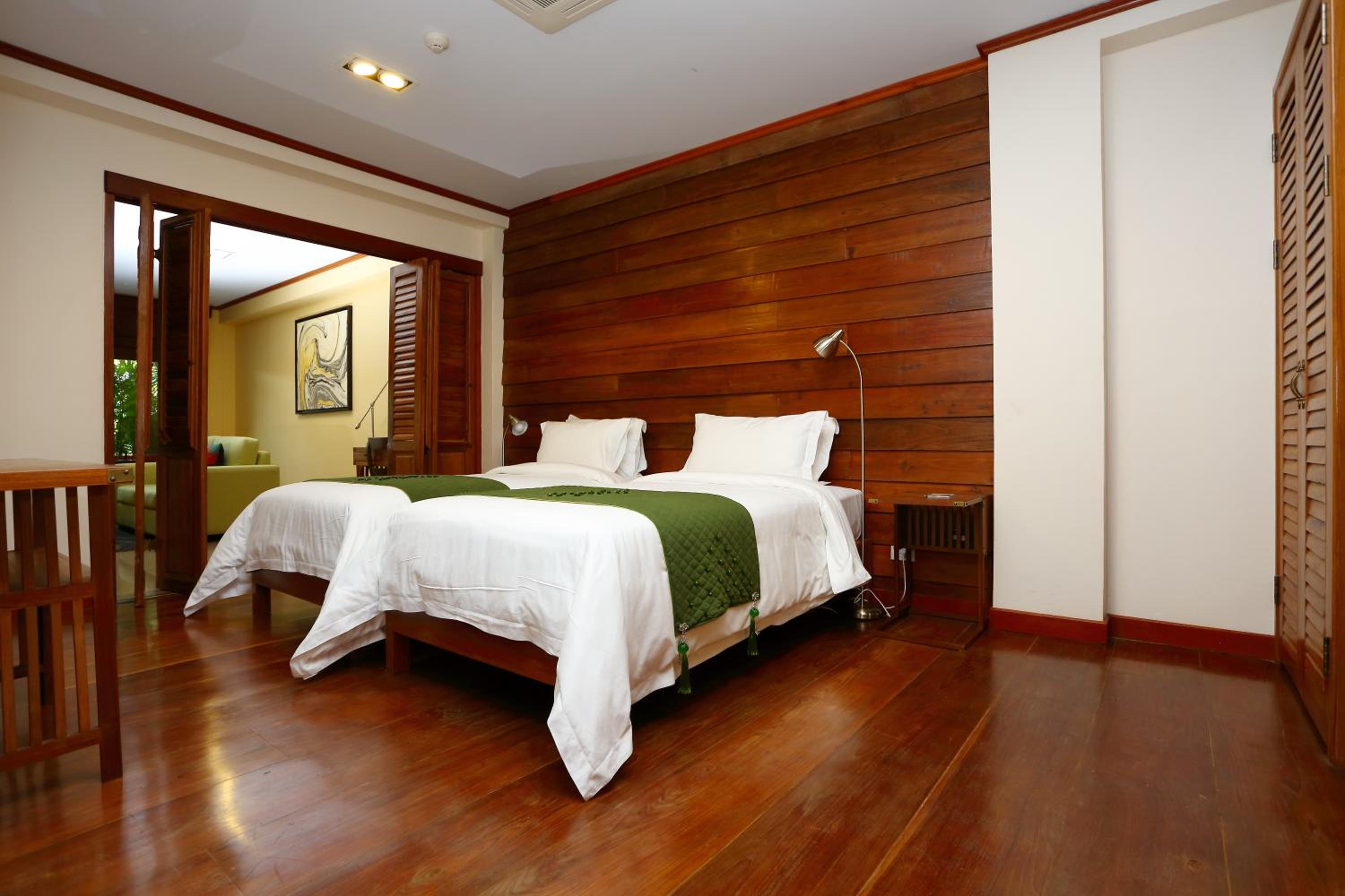 Superior One-Bedroom Apartment - Photo 3