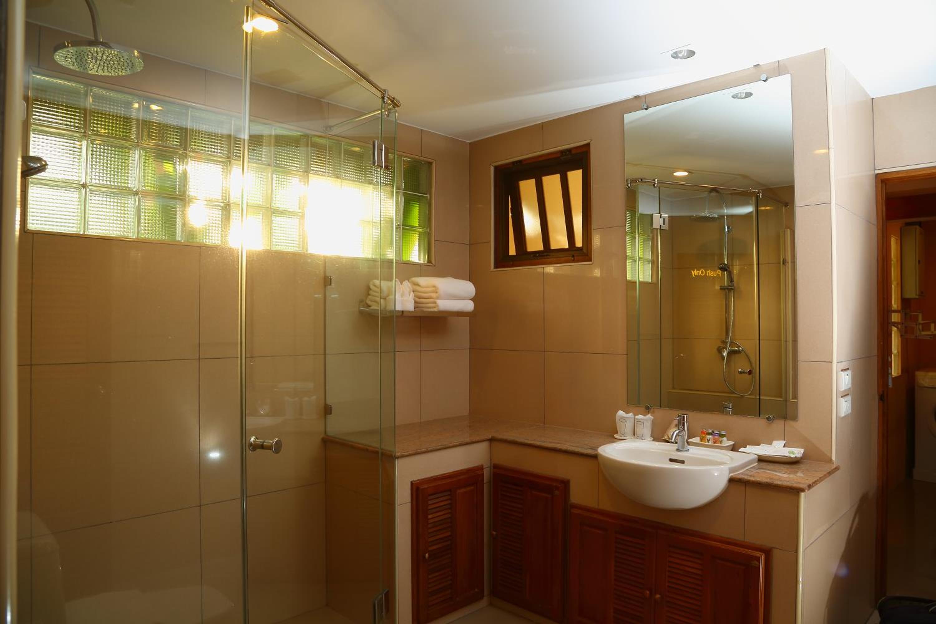Superior One-Bedroom Apartment - Photo 8