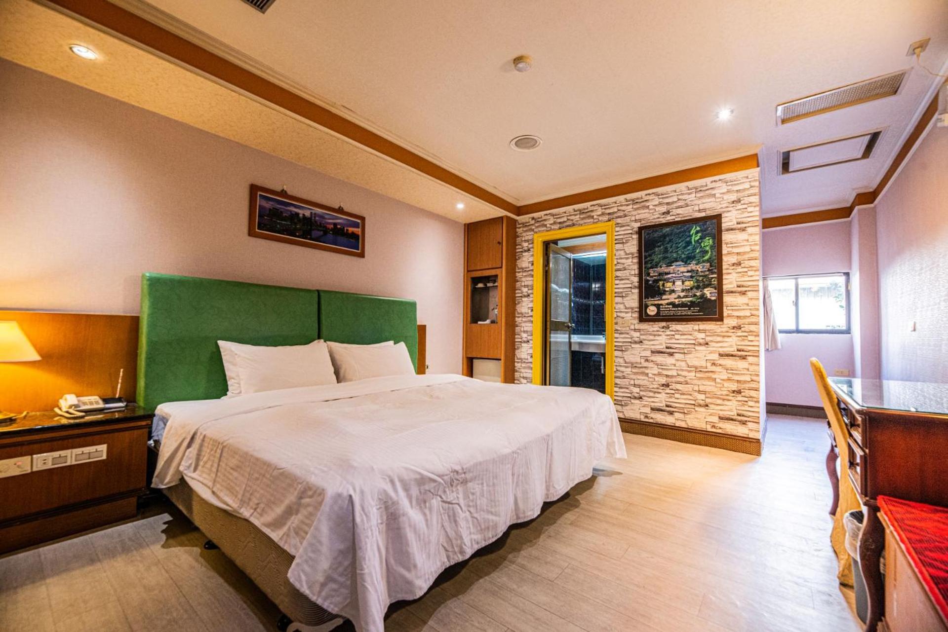 Standard Queen Room