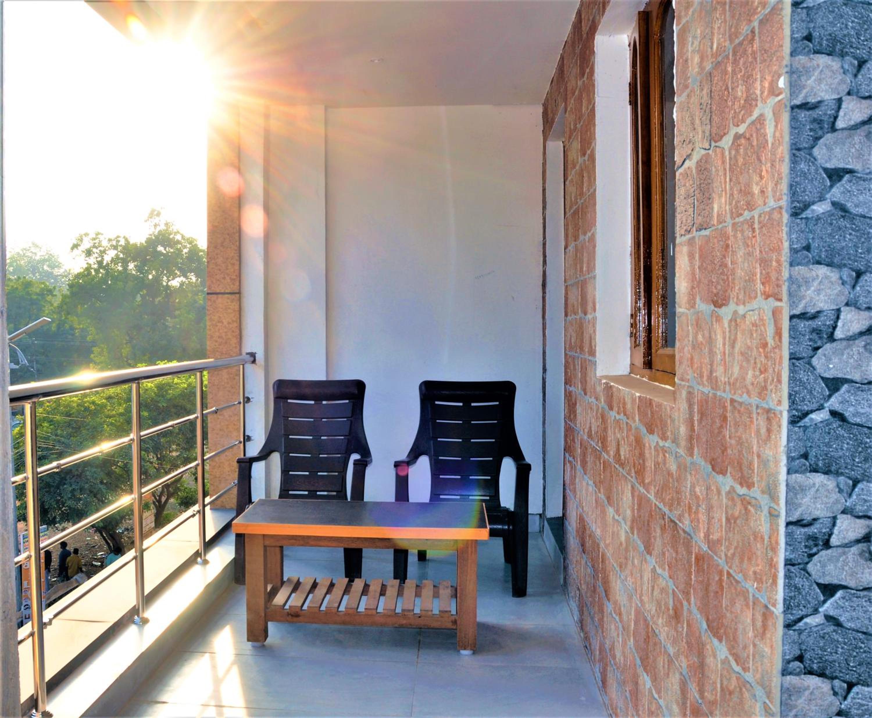 King Room With Balcony - Photo 6