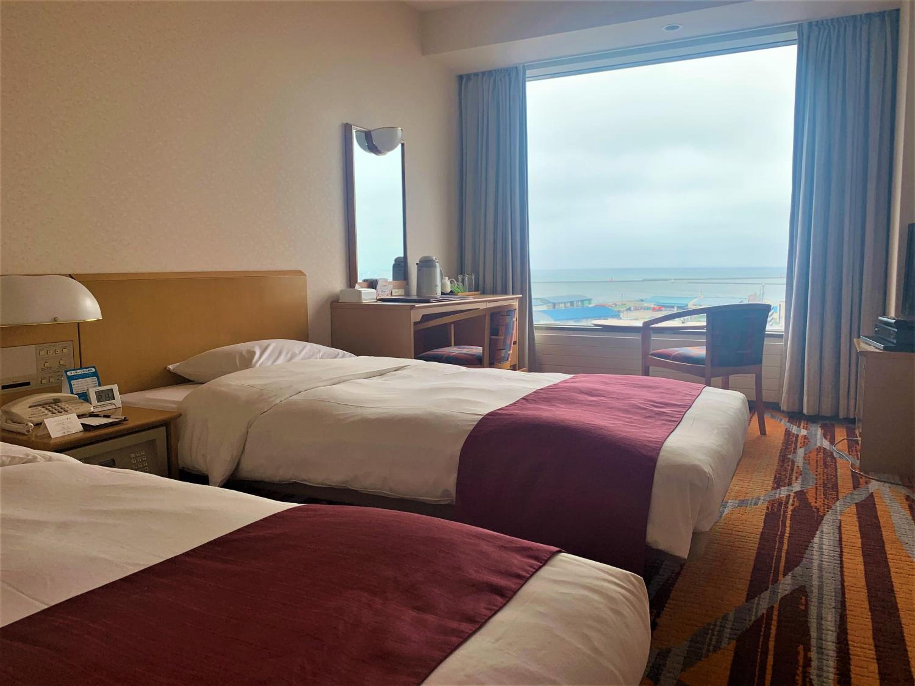 Twin Room - Non-Smoking - High Floor photo 1