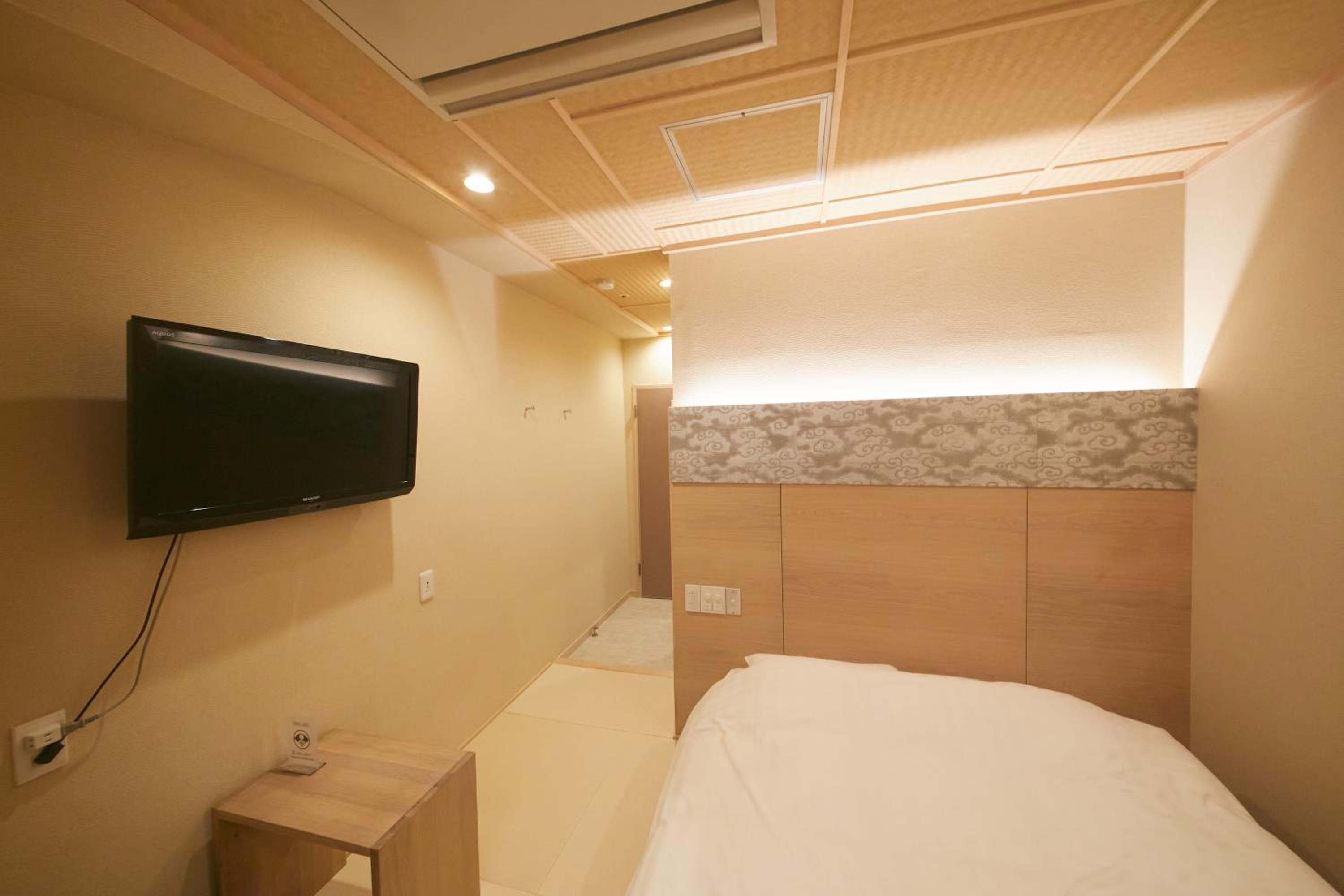 Standard Double Room thumbnail 6