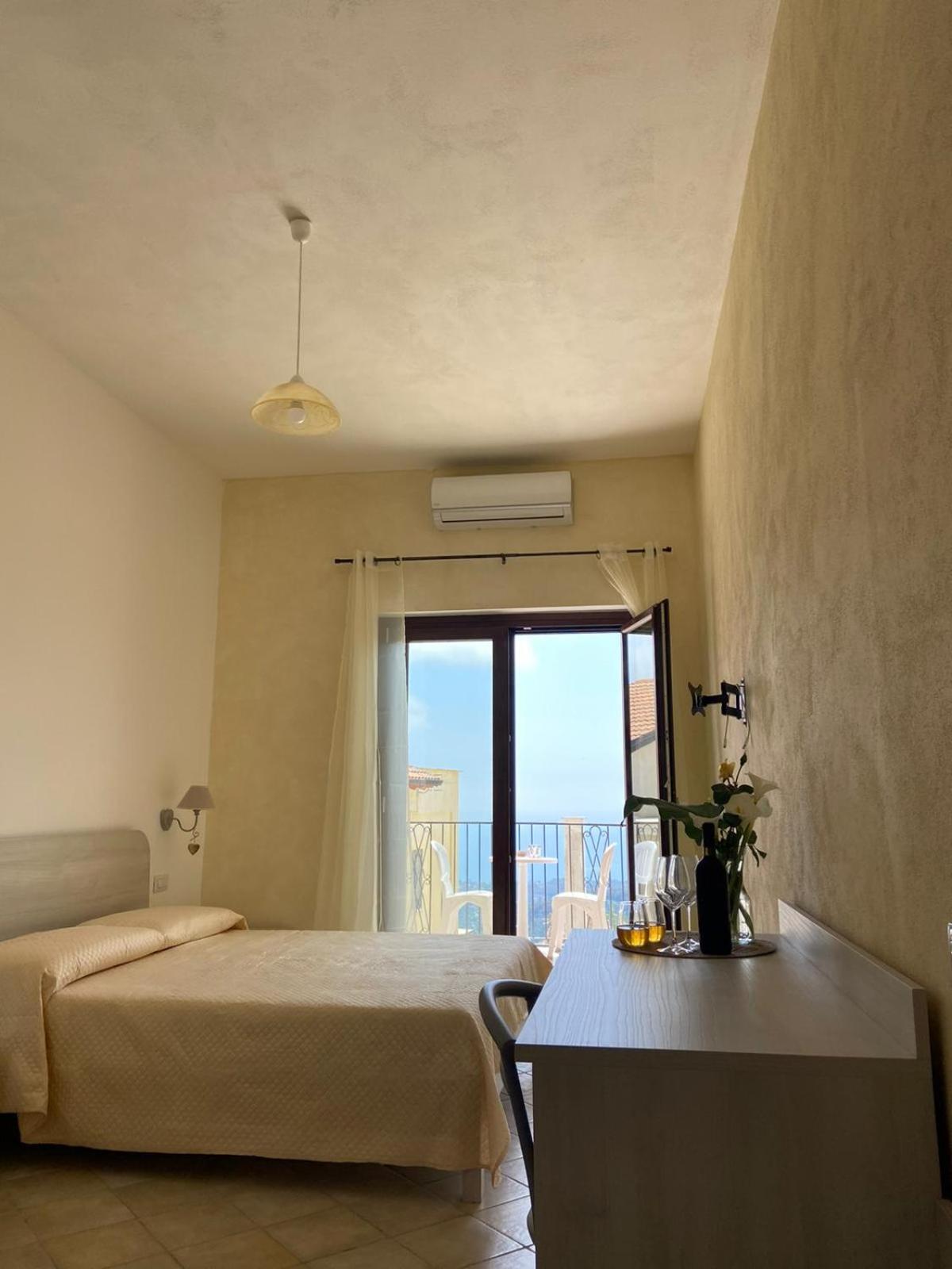 Double Room with Sea View - Photo 2