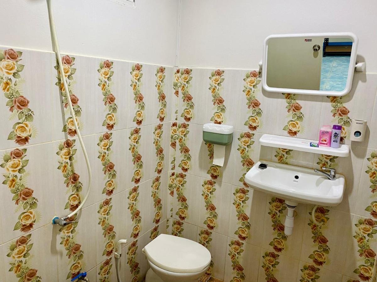 One-Bedroom House - Photo 6
