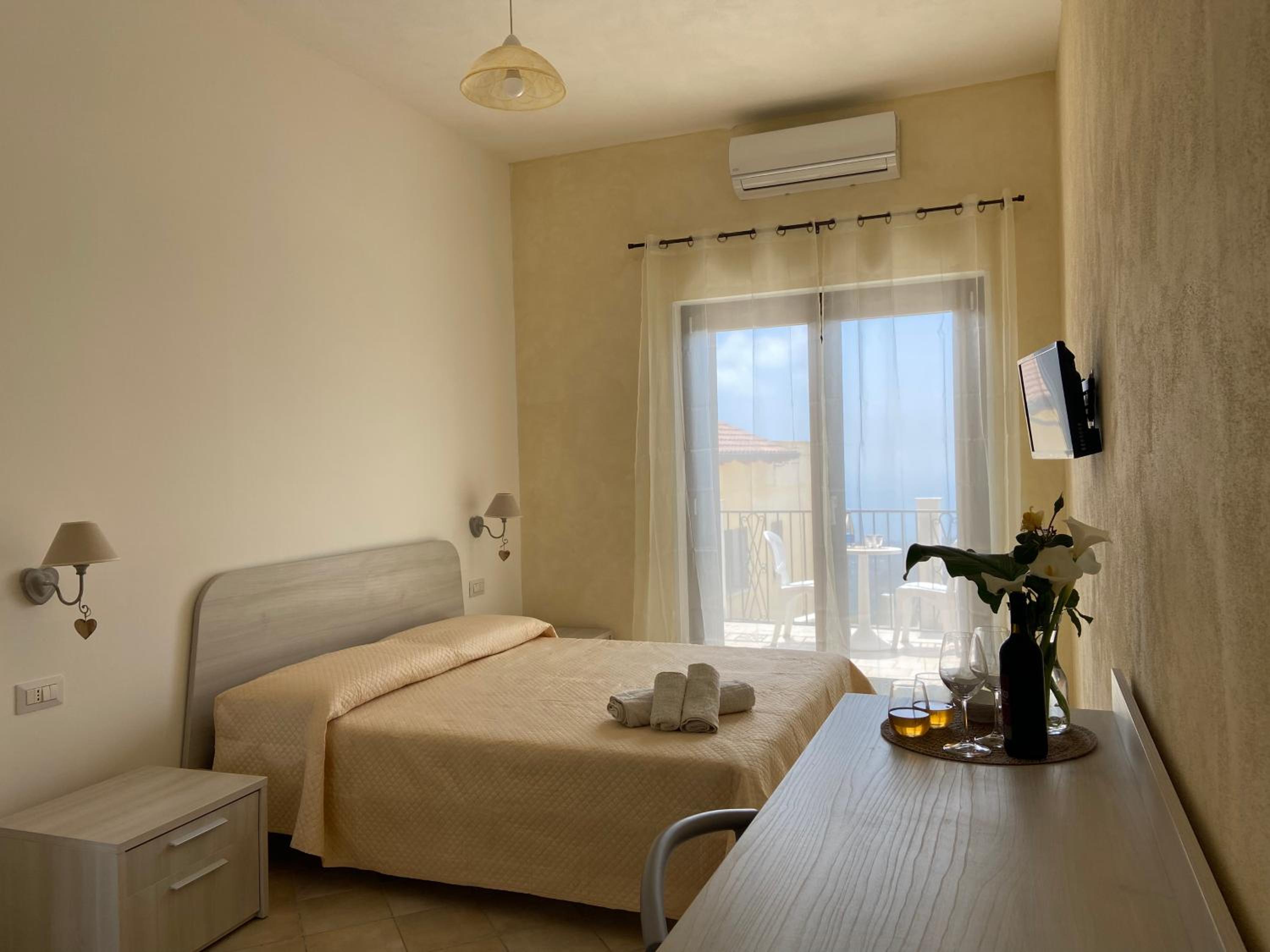 Double Room with Sea View - Photo 14