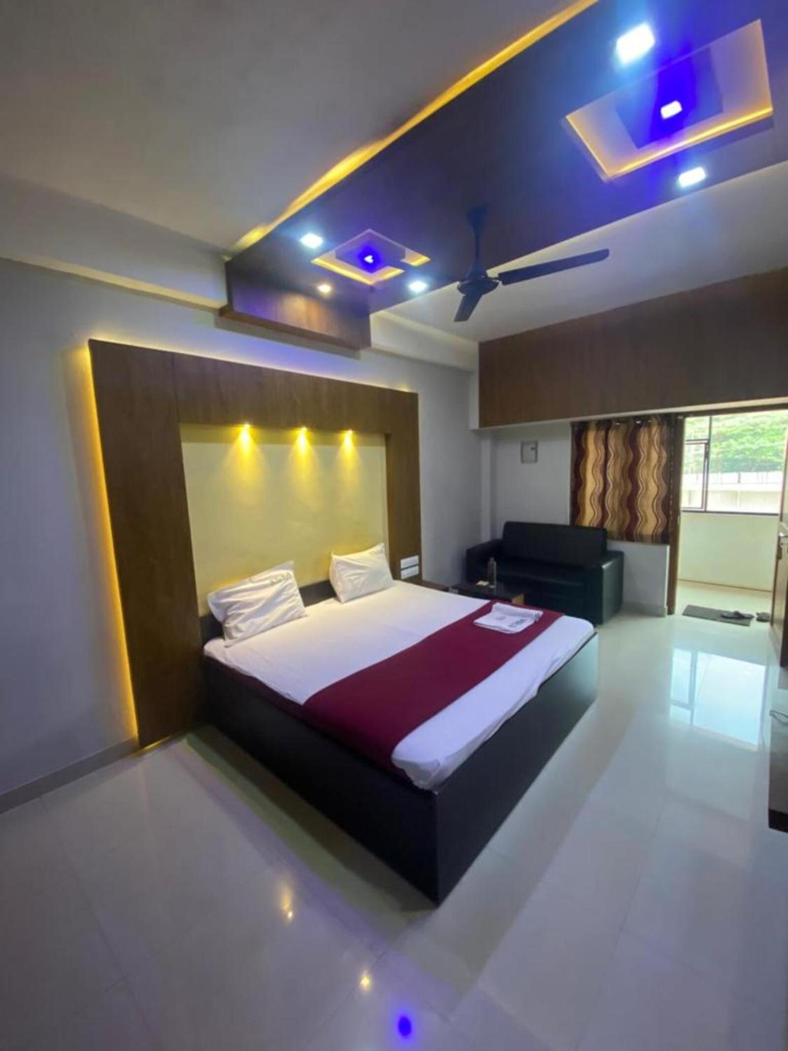 Deluxe Room (2 Adults + 1 Child)