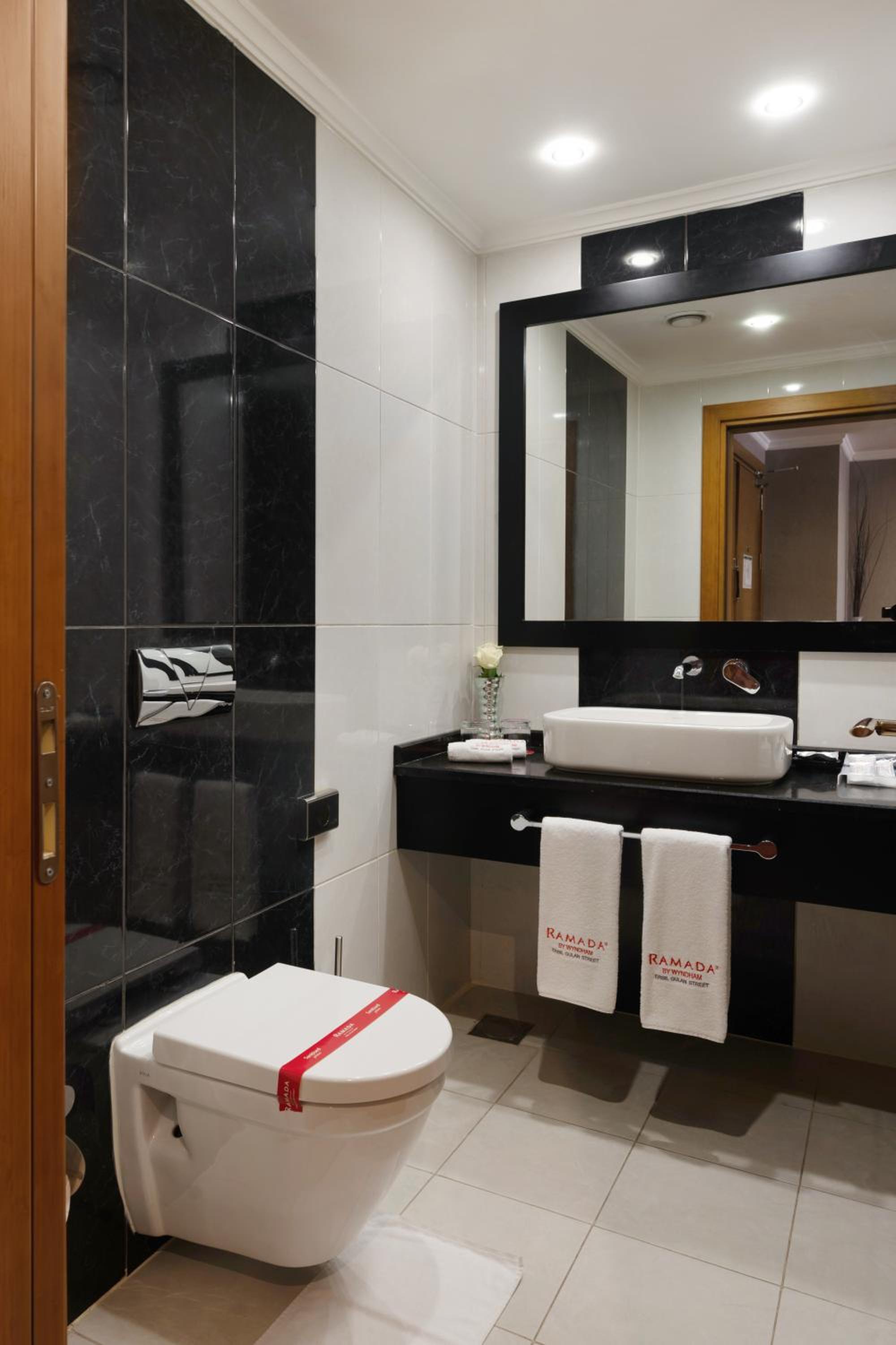 Junior King Suite - Non-Smoking - Photo 3