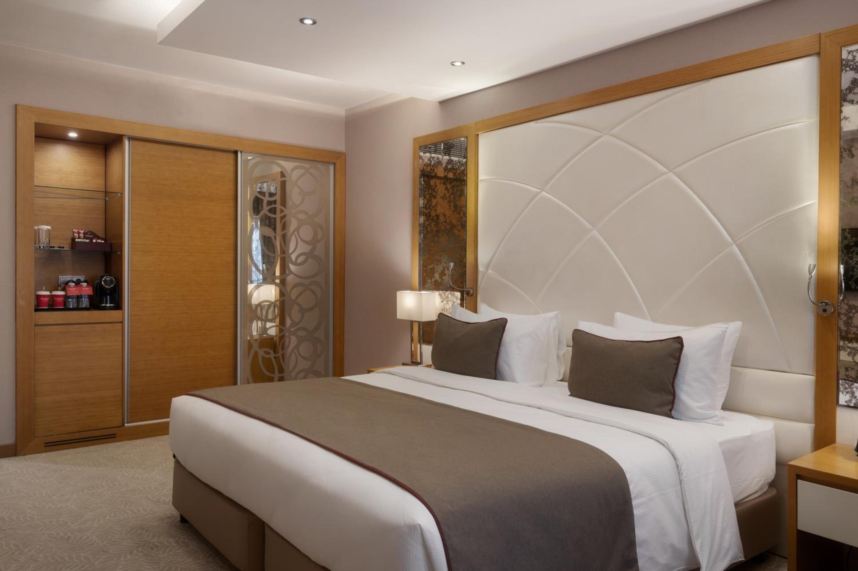 King Room - Non-Smoking - Photo 1