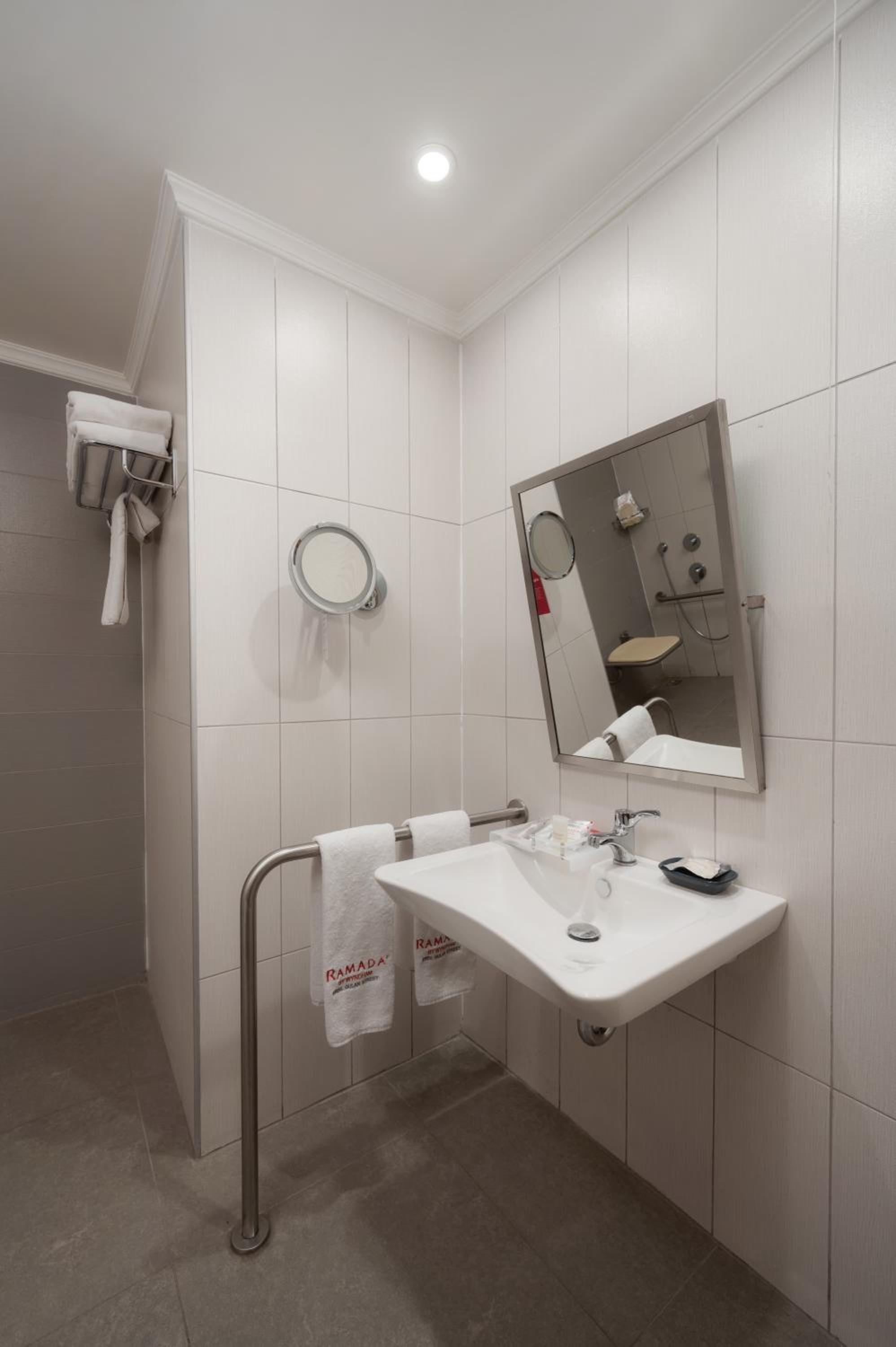 Twin Room - Mobility Access/Non-Smoking - Photo 2